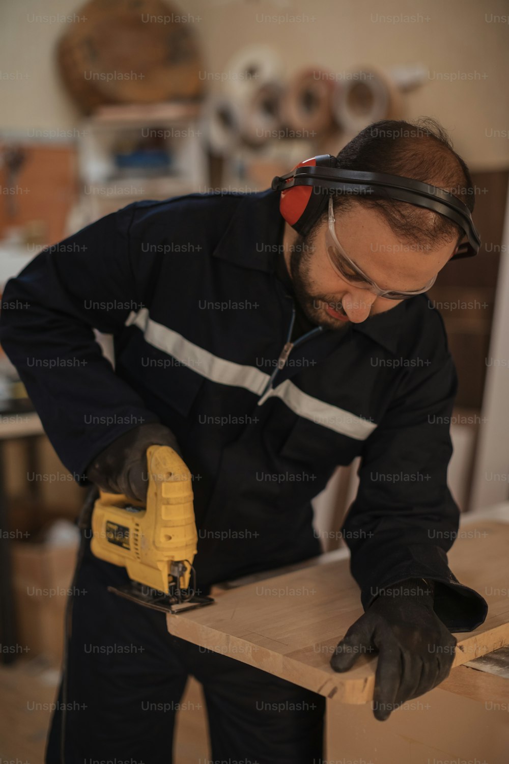 Un hombre trabajando en un pedazo de madera