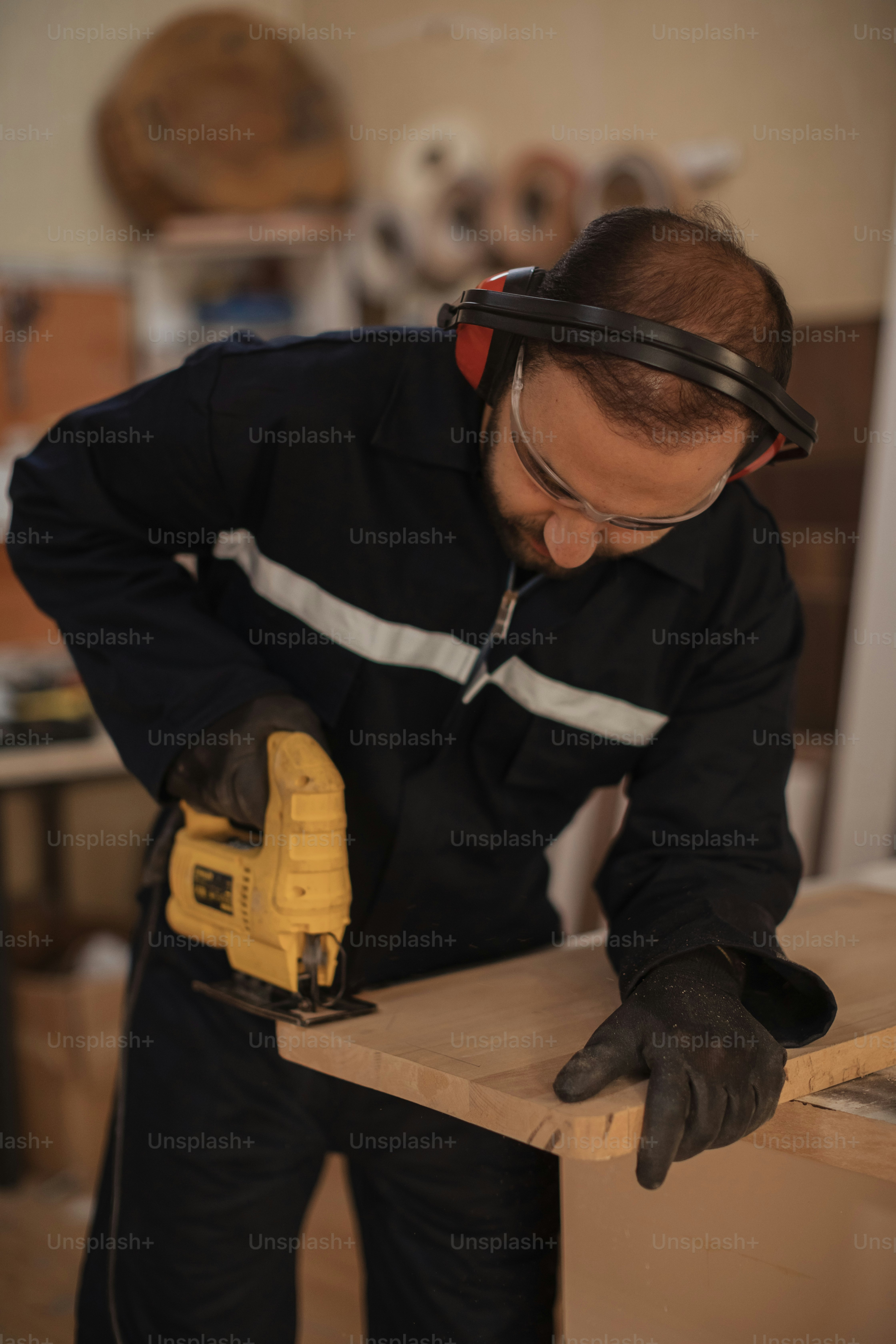 Ein Mann bei der Arbeit an einem Stück Holz