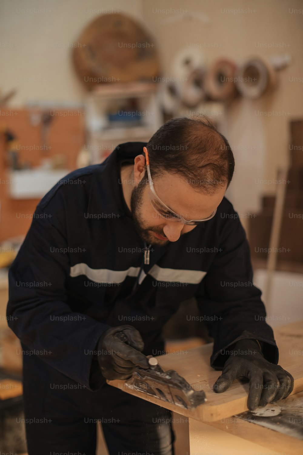 Un uomo che lavora su un pezzo di legno
