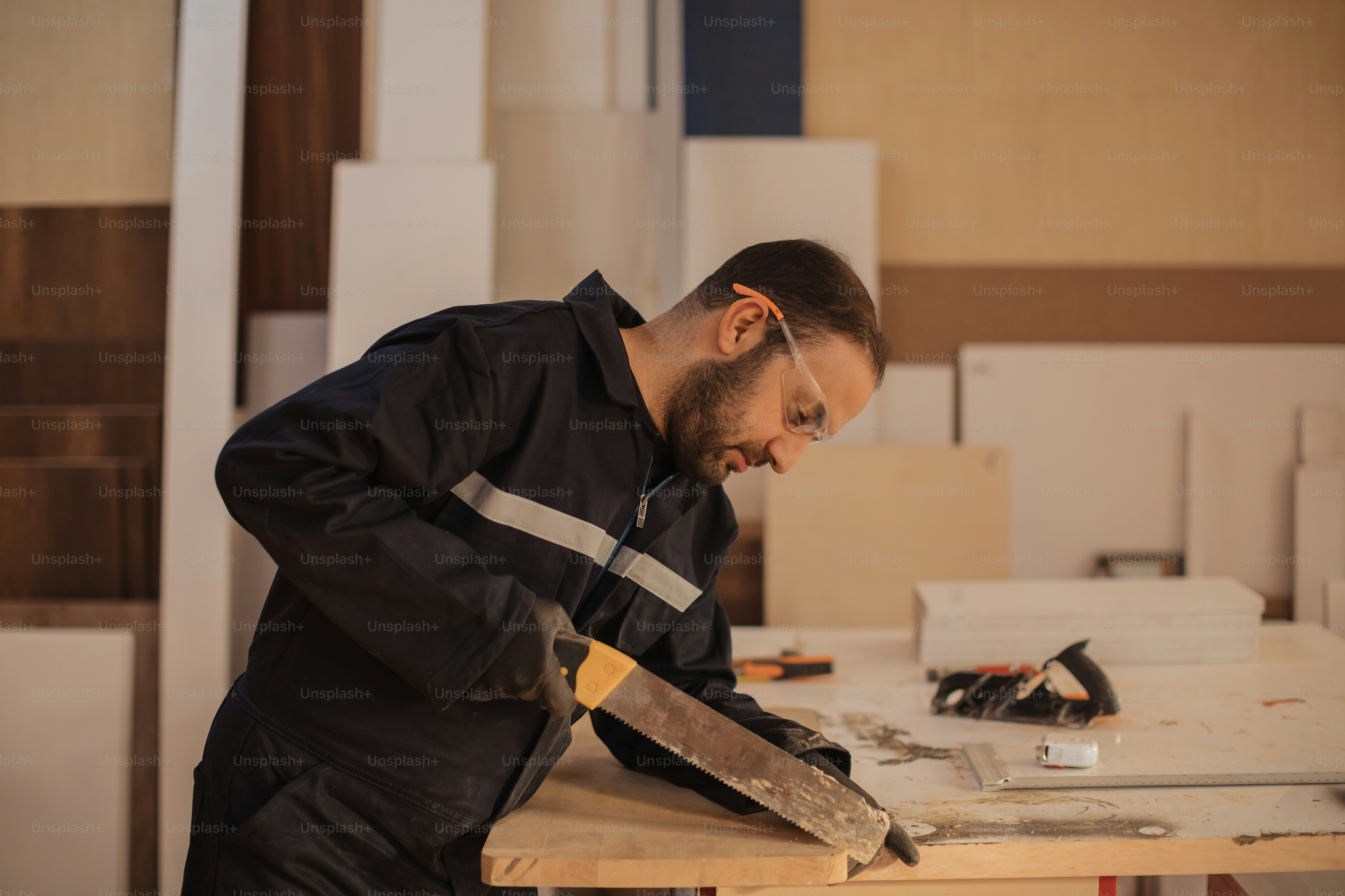 Ein Mann bei der Arbeit an einem Stück Holz