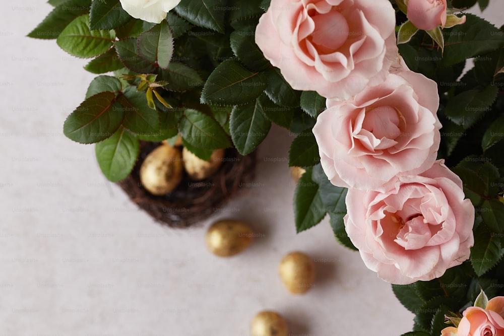 un bouquet de fleurs roses assis sur une table