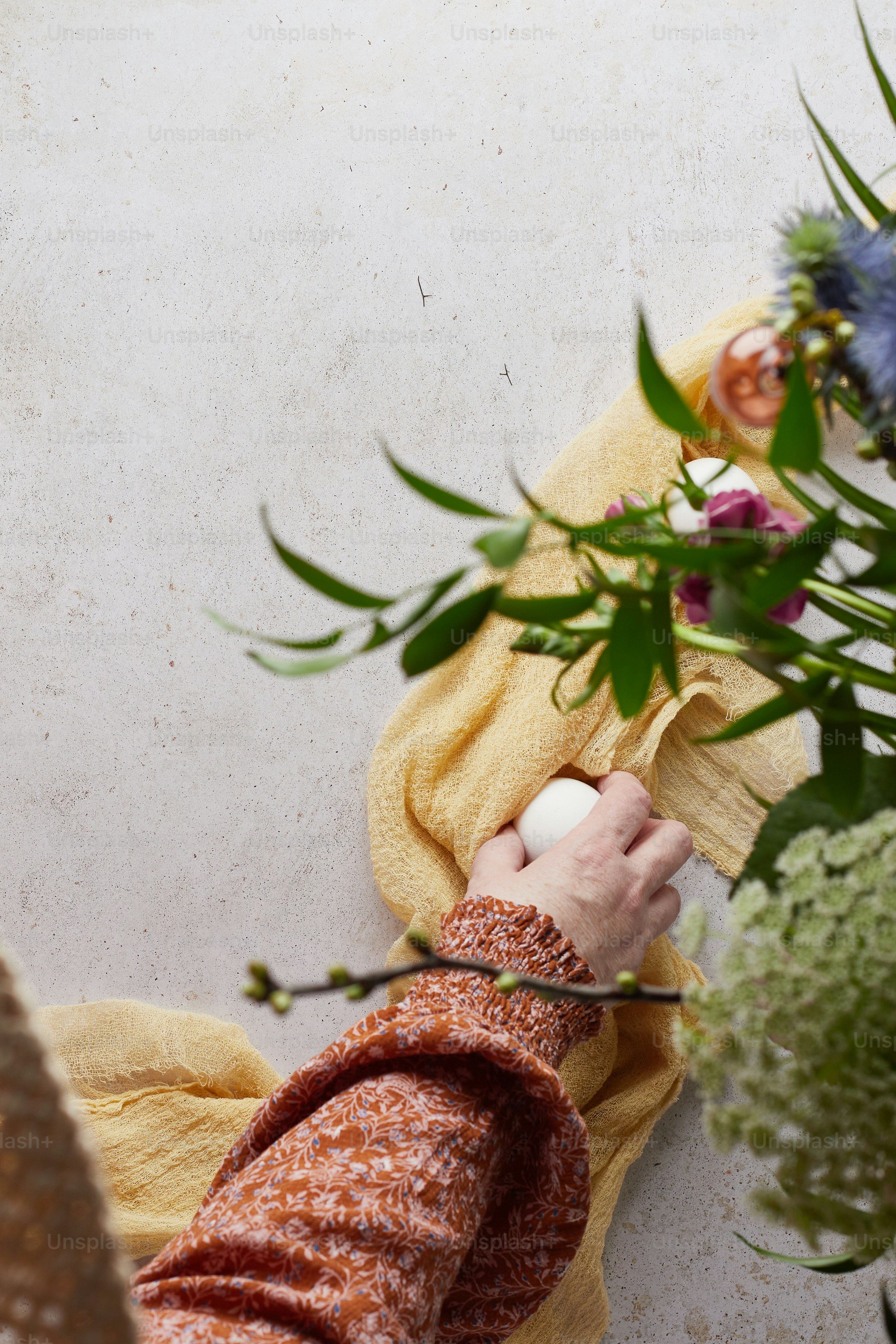 eine Person mit einem gelben Handtuch auf einem Tisch