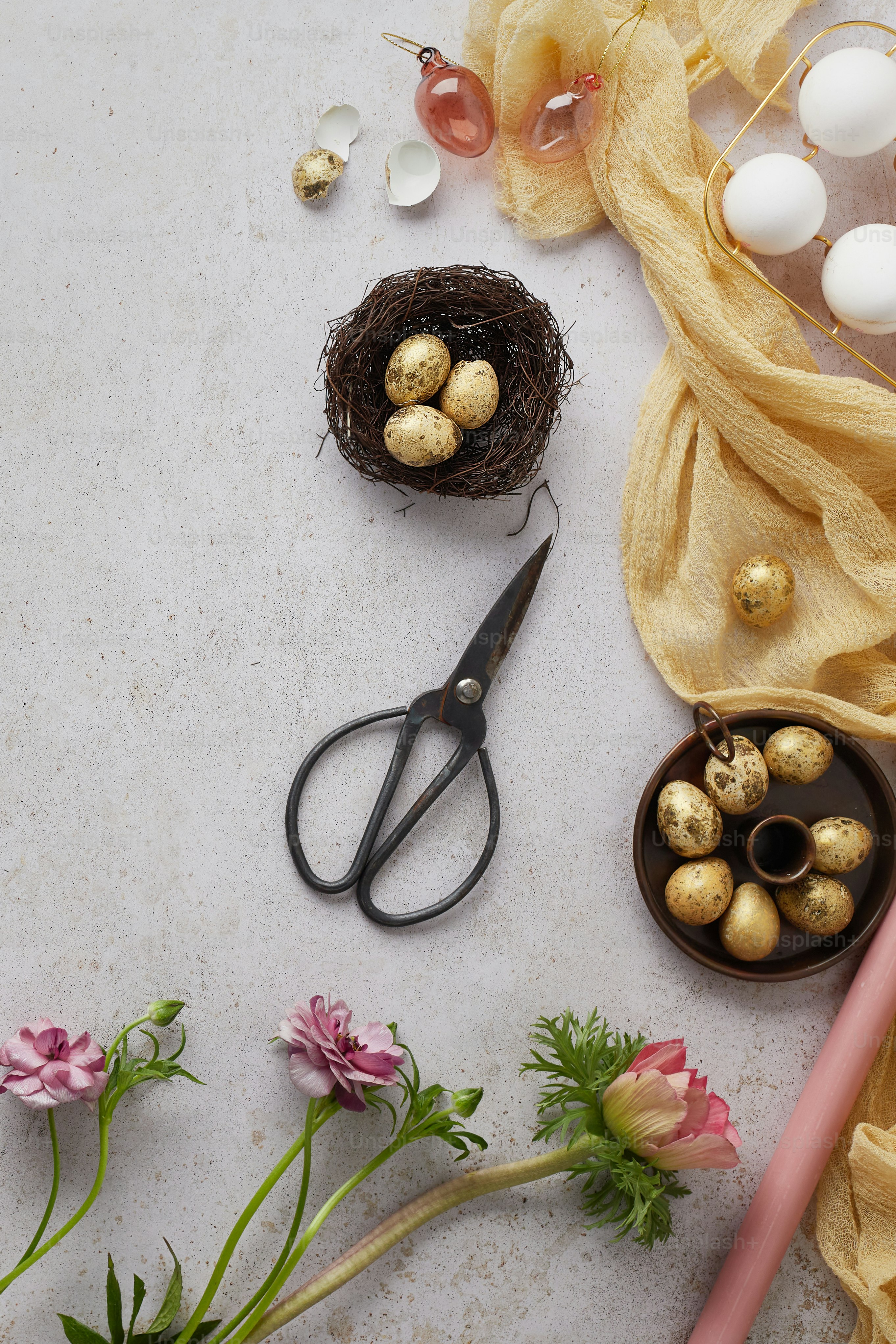 eine Schere und ein paar Eier in einer Schüssel