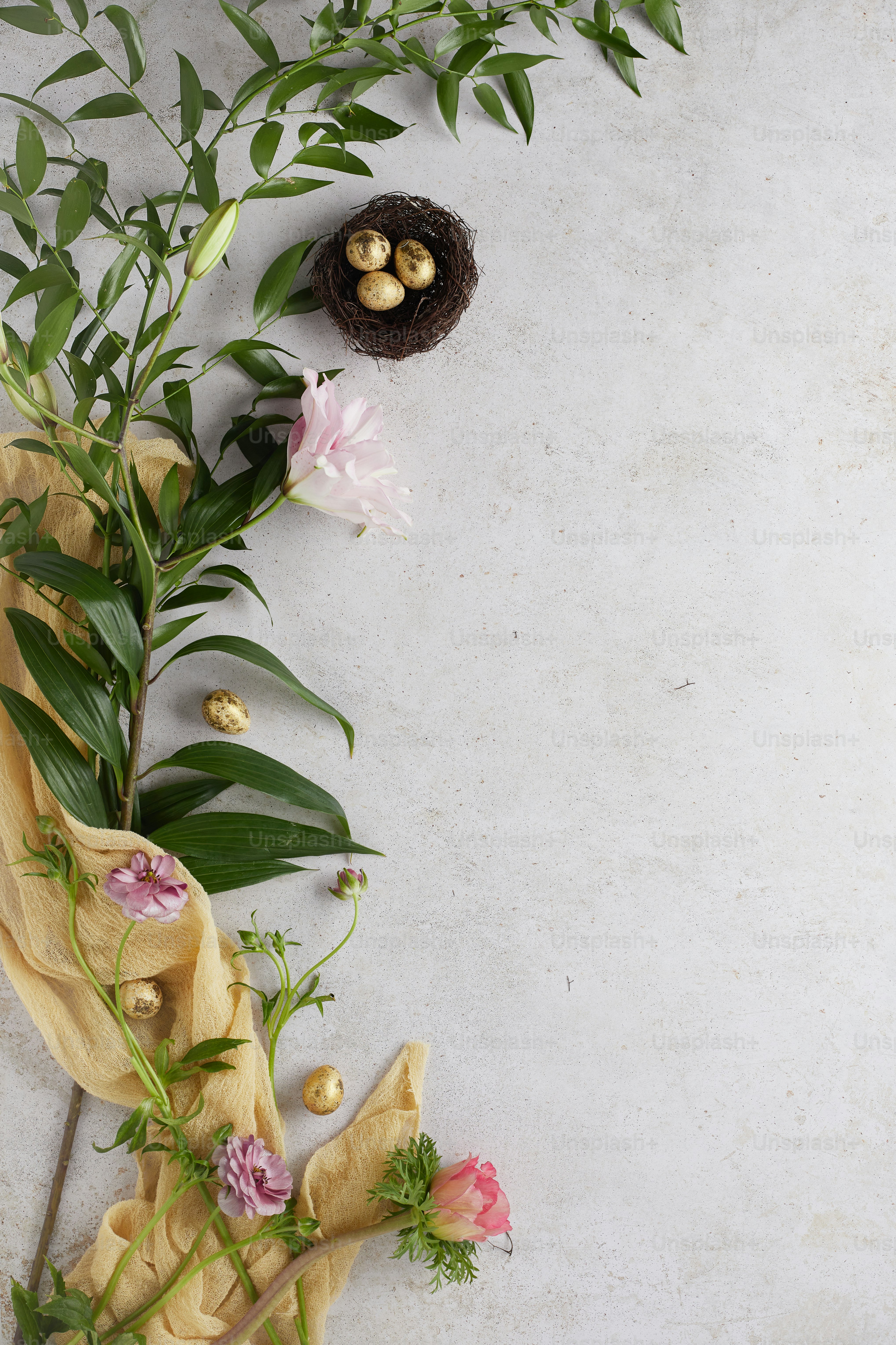 eine Vase voller Blumen neben einem Vogelnest