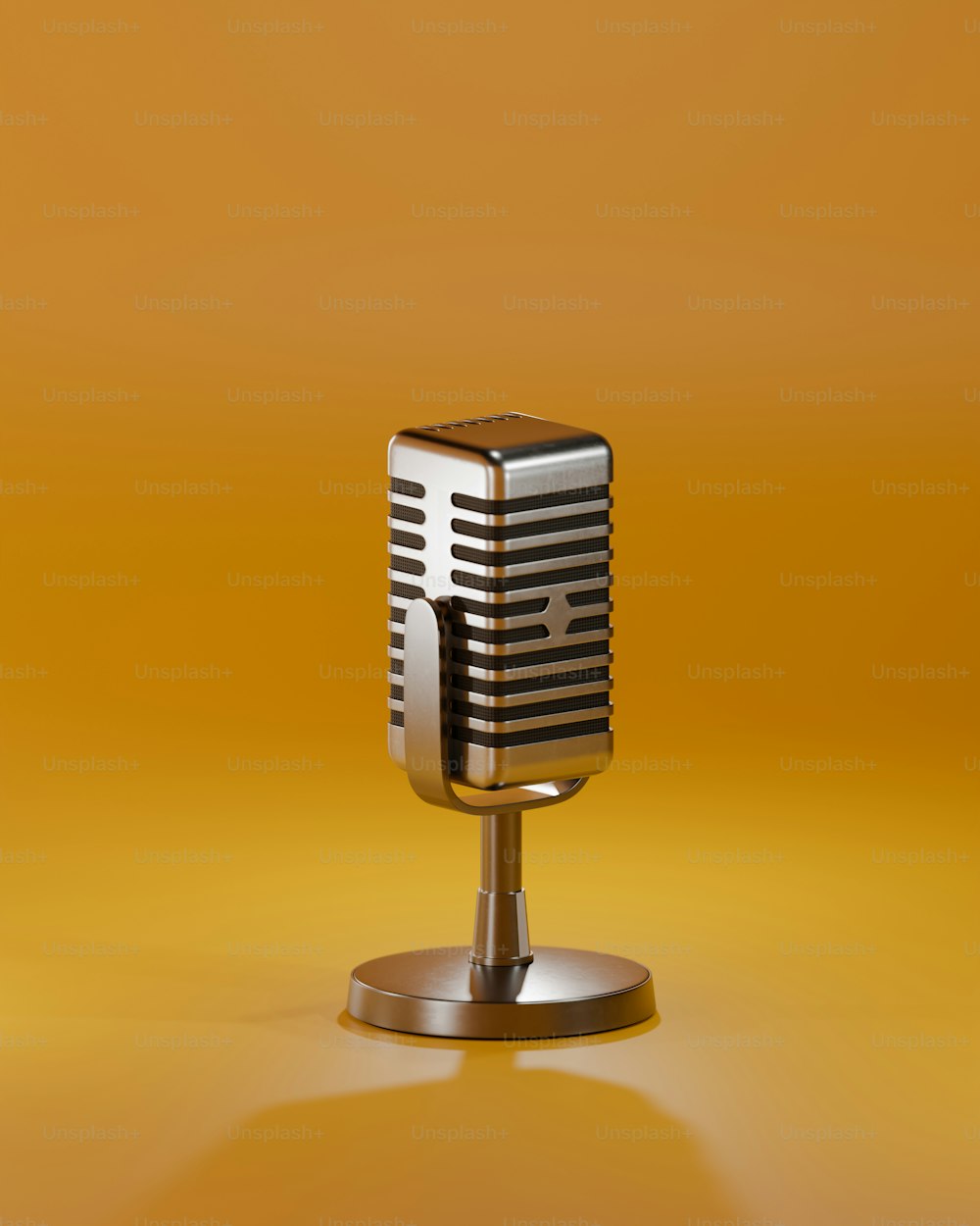 Un microfono vecchio stile su un supporto su uno sfondo giallo