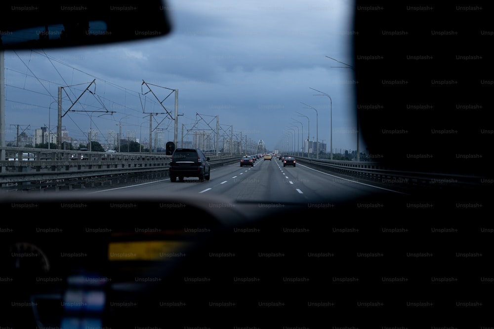 Ein Auto, das eine Autobahn neben Stromleitungen hinunterfährt