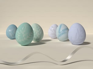 une rangée d’œufs peints assis sur une table