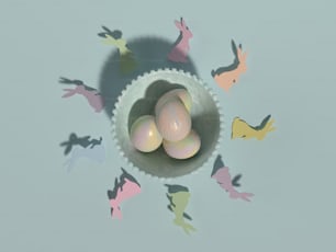 un bol rempli de trois œufs sur une table