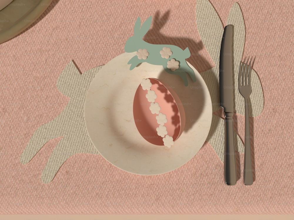 um prato com um ovo e garfo em uma mesa