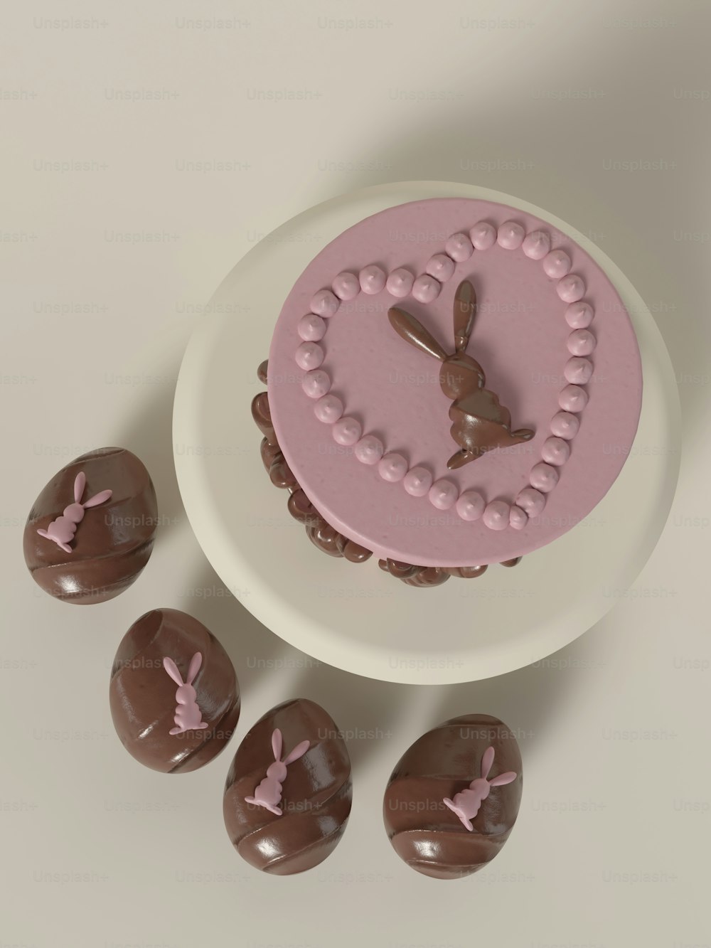 Un pastel rosa con caramelos de chocolate frente a él