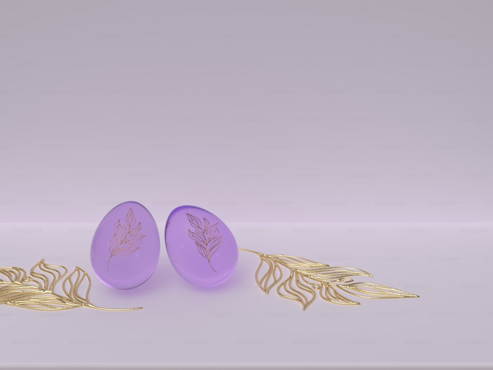 un paio di orecchini in vetro viola con foglie d'oro