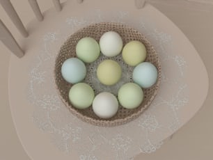 uma cesta cheia de ovos sentados em cima de uma mesa