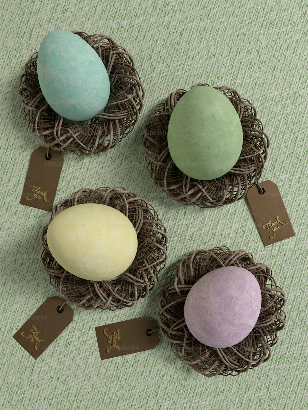 drei Eier in einem Nest auf einem Tisch