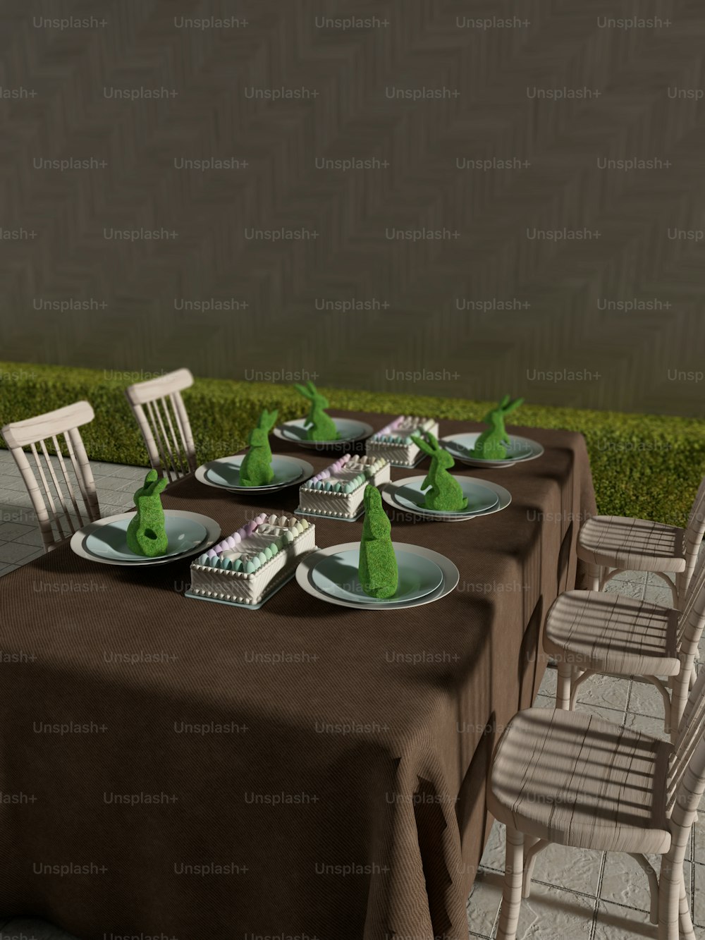 una mesa con un mantel marrón y sillas blancas