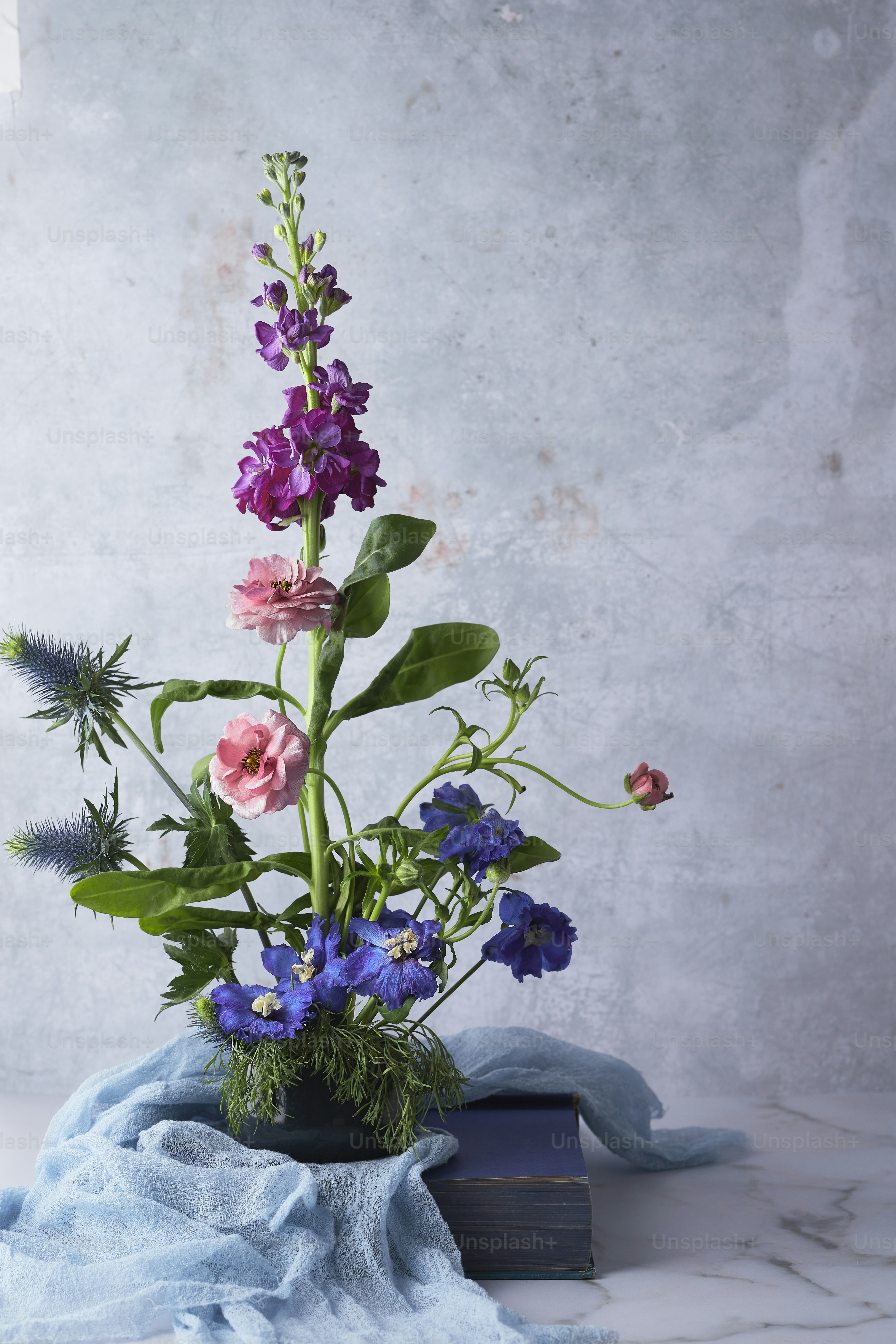 un bouquet de fleurs qui sont dans un vase