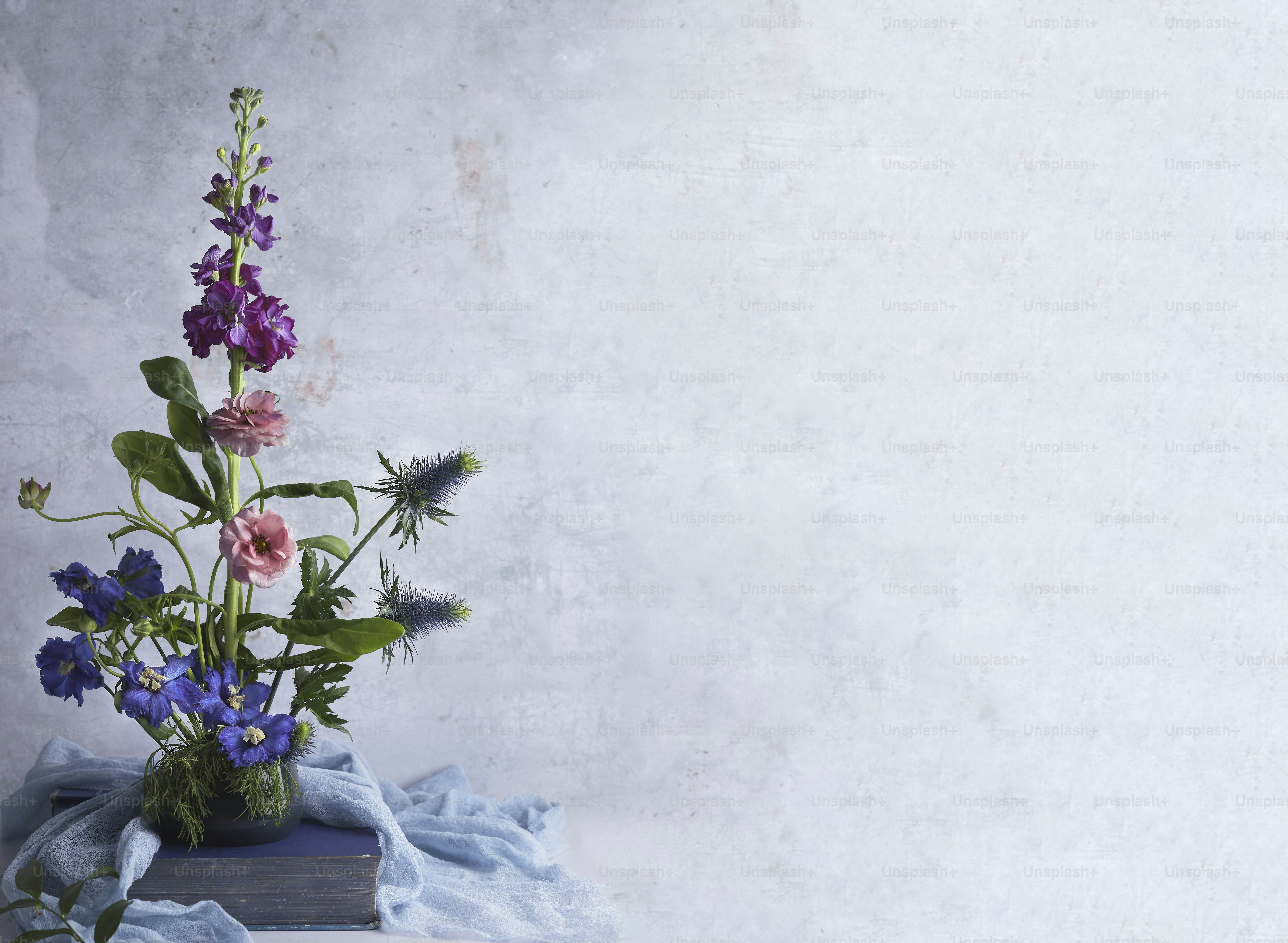 un bouquet de fleurs assis sur une table
