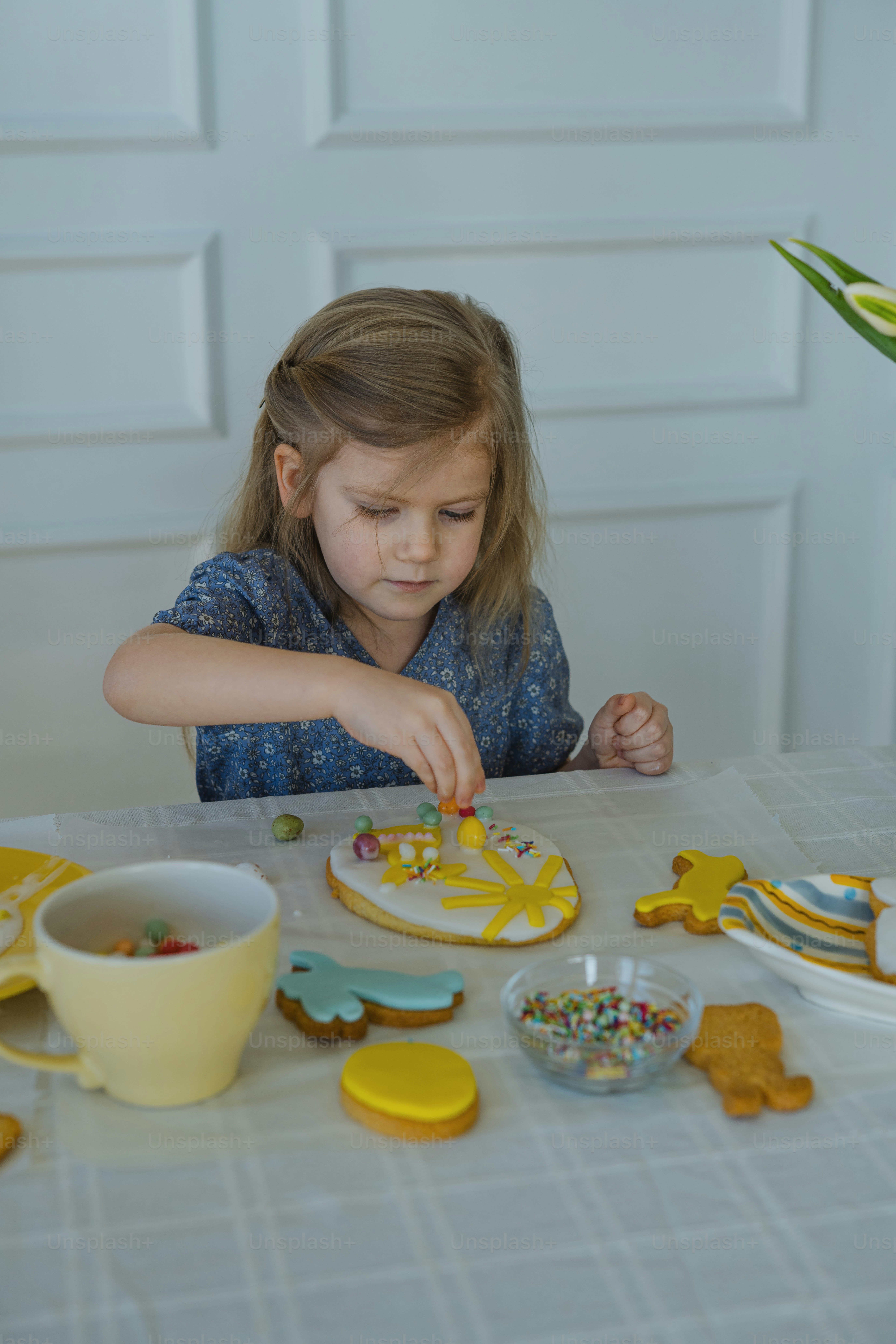 Una niña que está sentada en una mesa