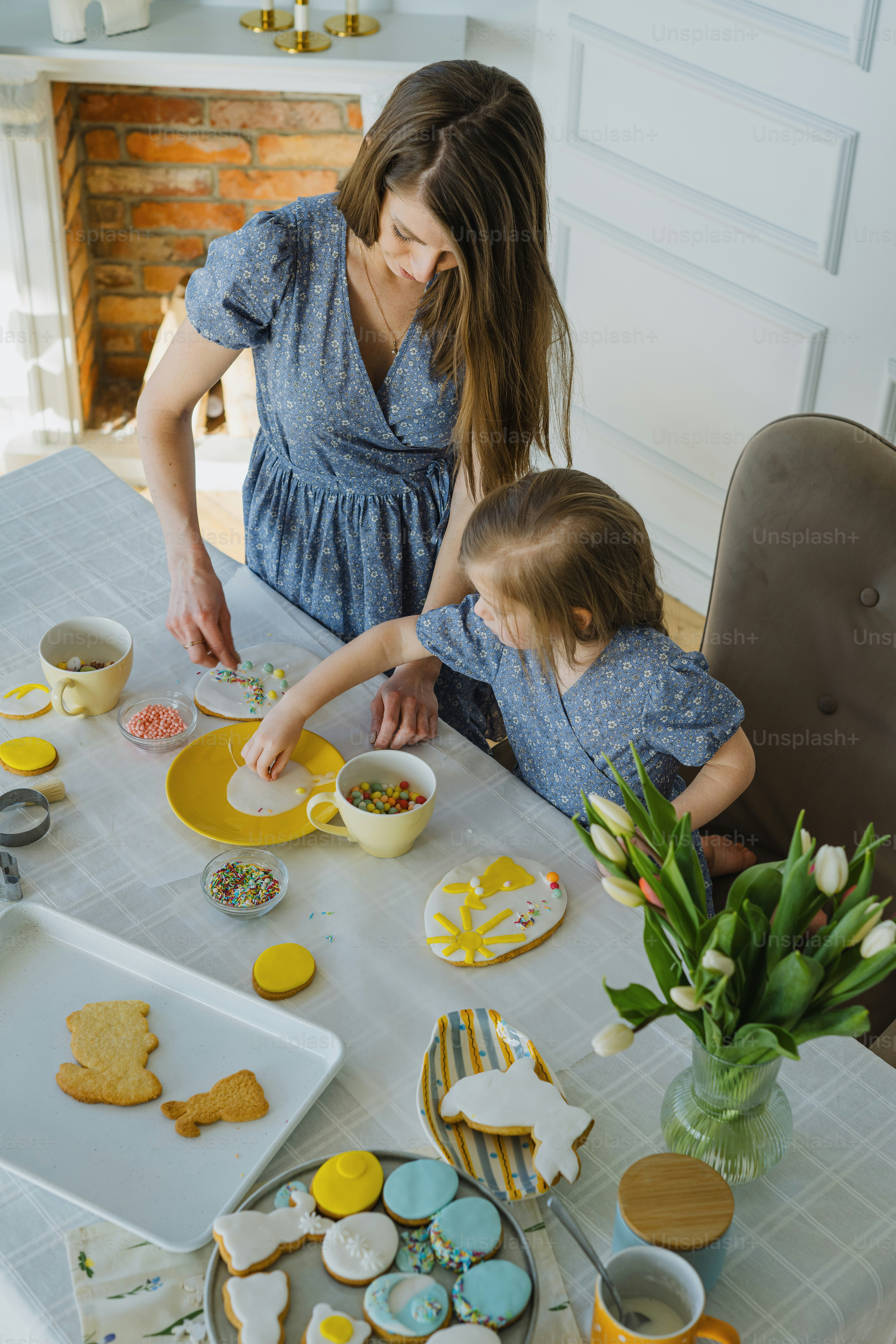Una mujer y una niña sentadas en una mesa