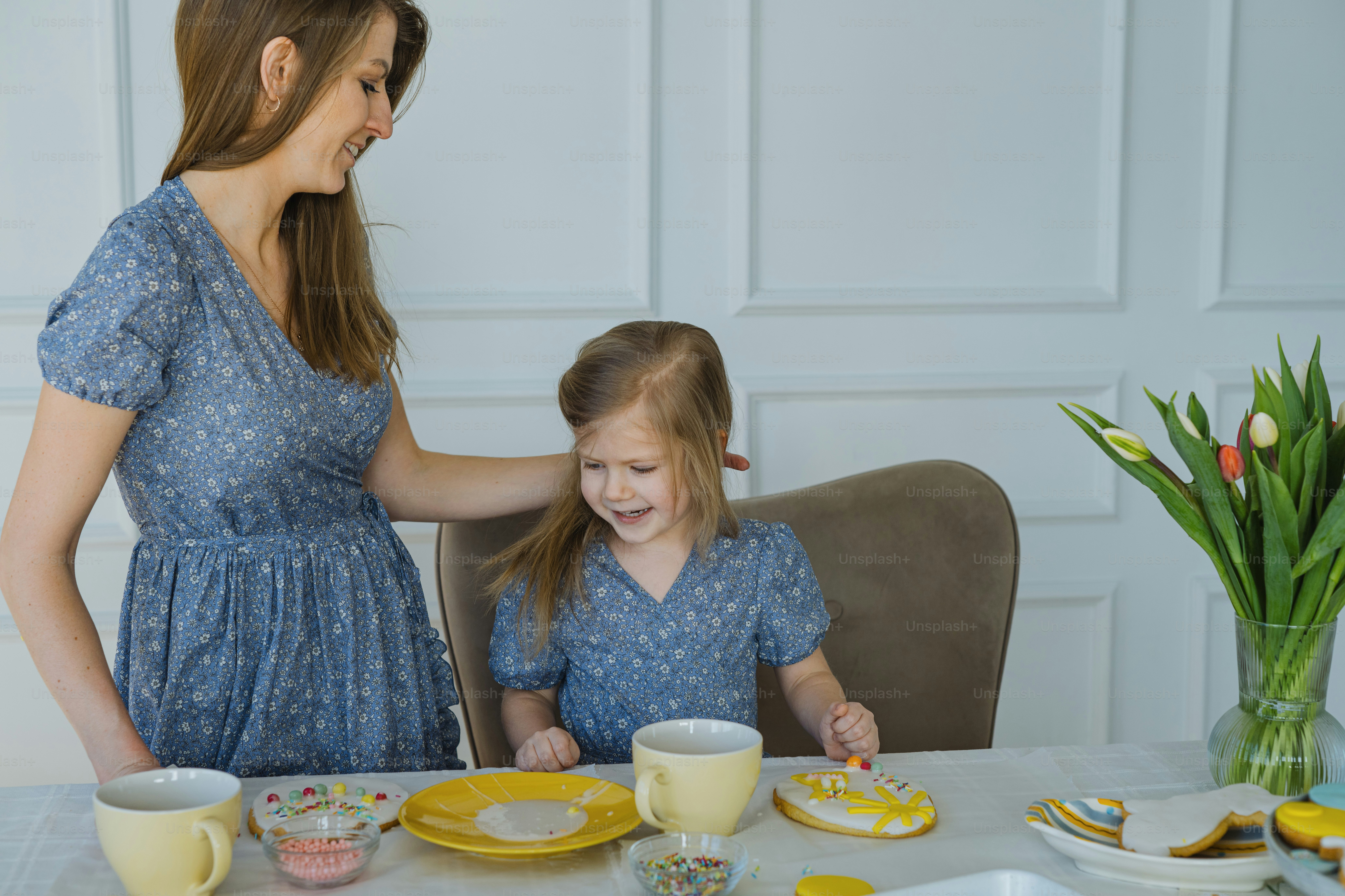 Una mujer y una niña sentadas en una mesa