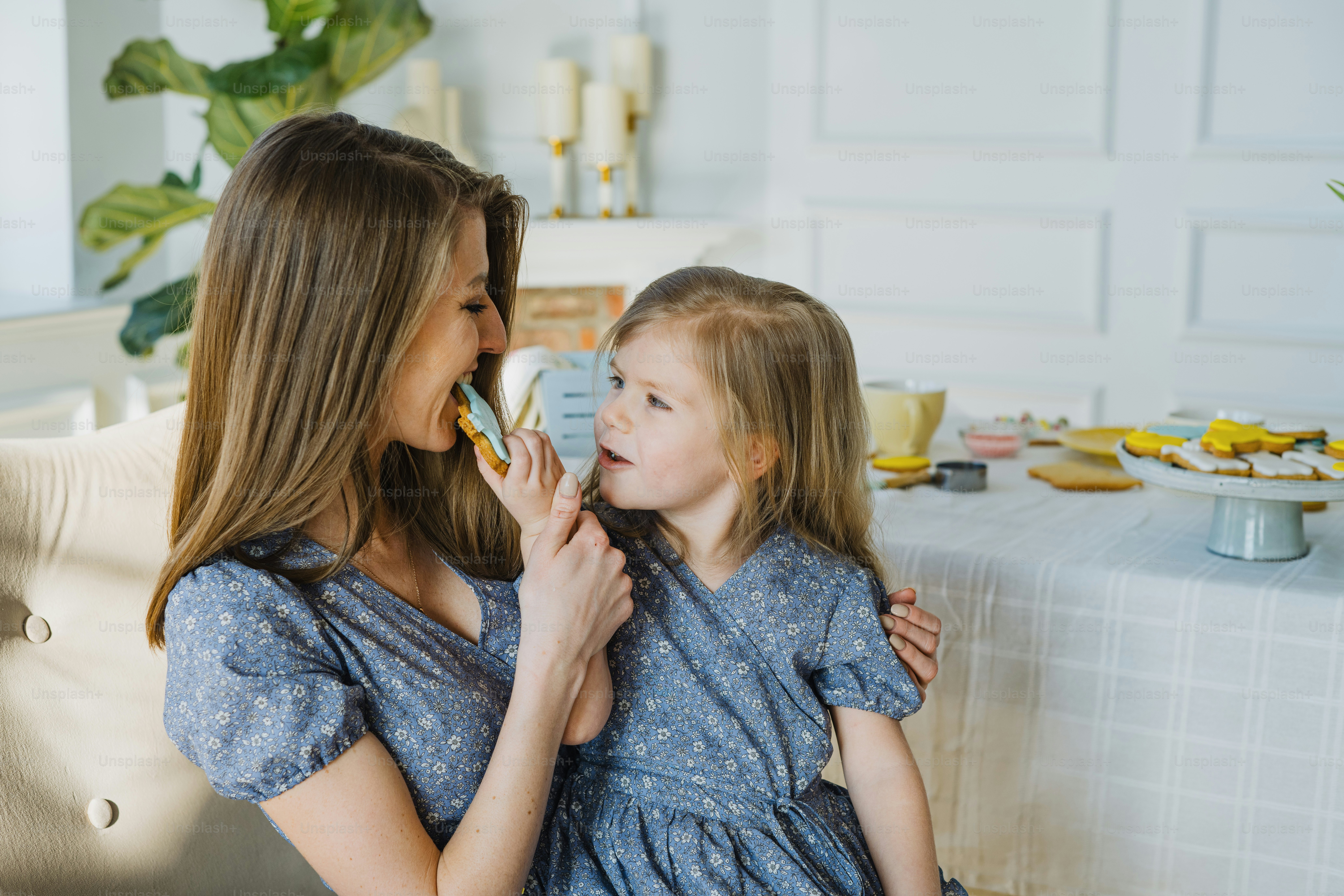 Una madre y su hija cepillándose los dientes juntas