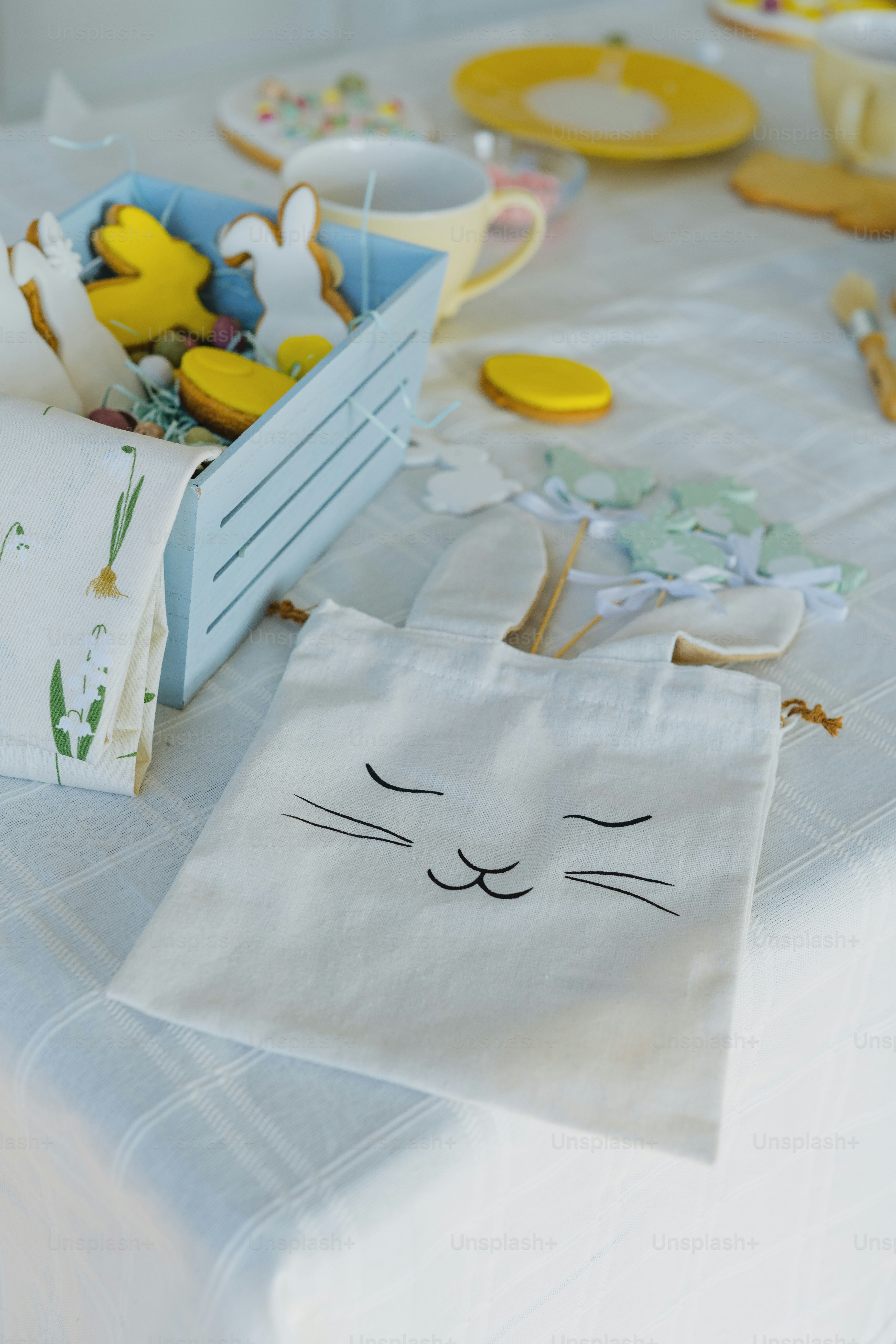 una mesa cubierta con bolsas de papel llenas de diferentes tipos de artículos