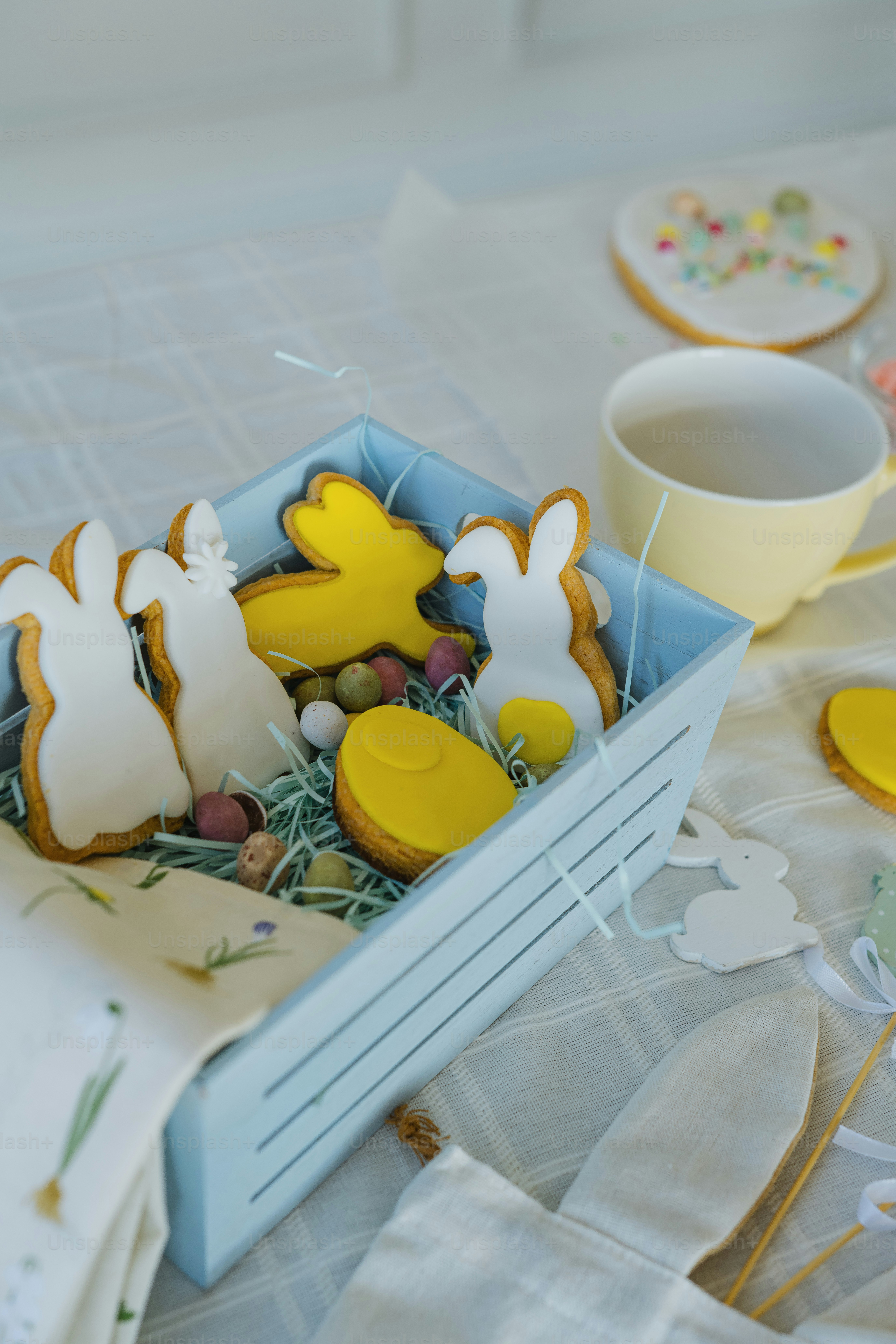 Una caja de galletas decoradas encima de una mesa