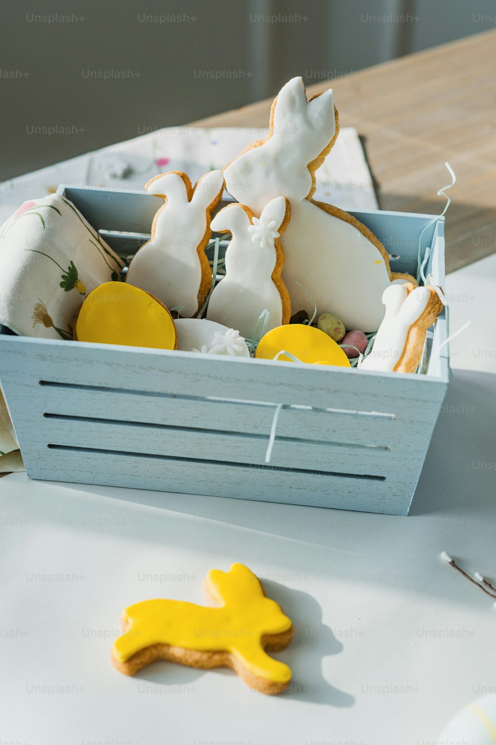Una caja de galletas decoradas sentadas sobre una mesa