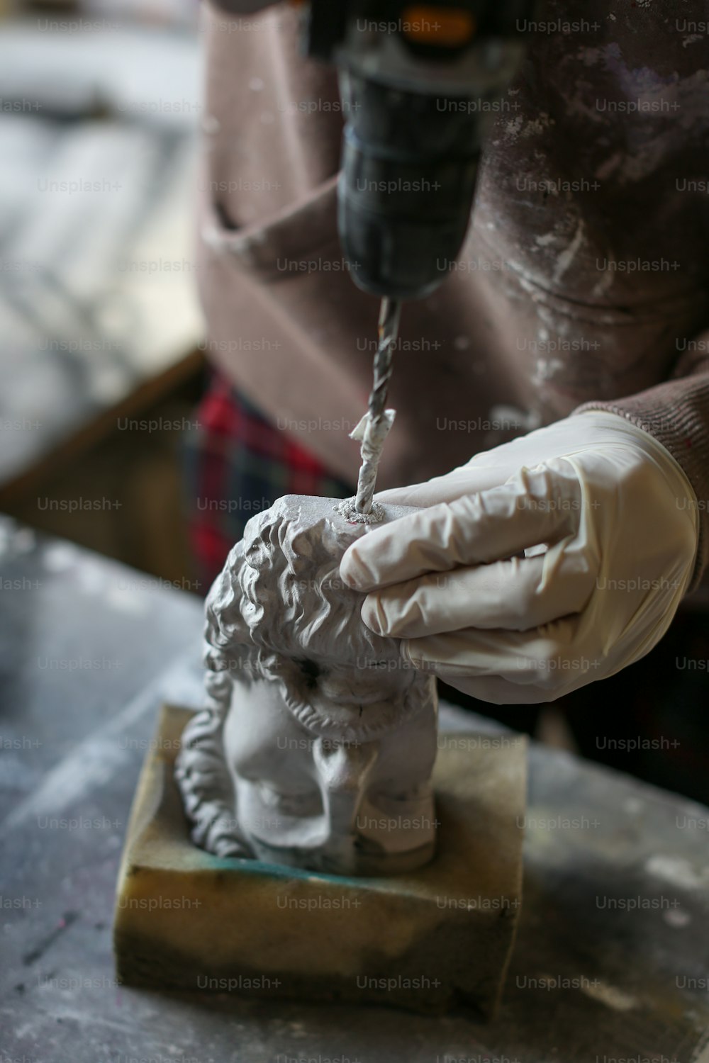 Una estatua siendo trabajada con un taladro