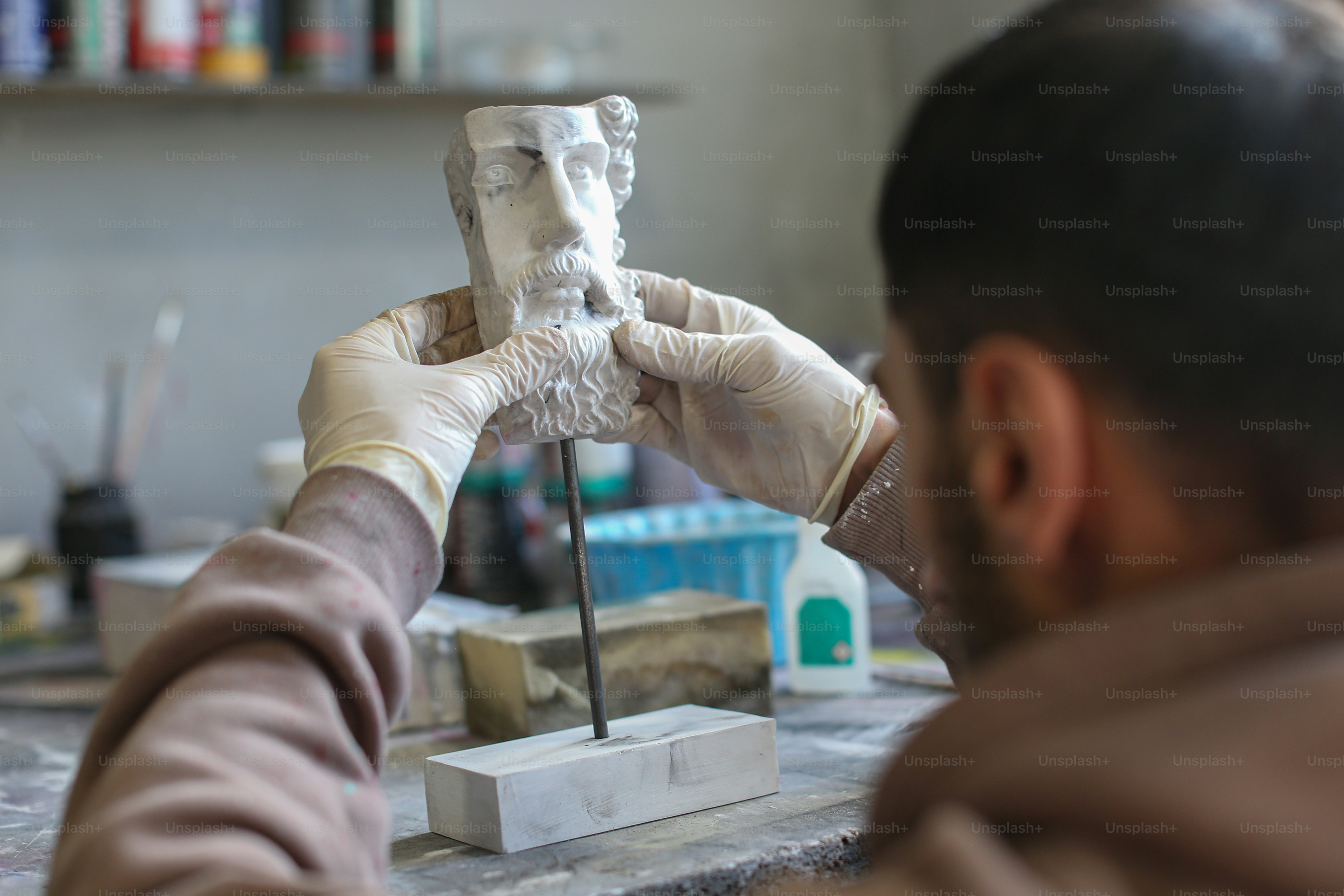Un uomo che tiene una statua di Abramo tra le mani
