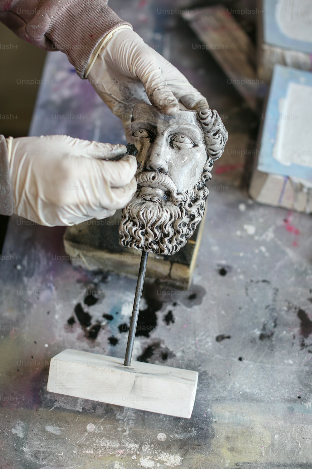 uma estátua da cabeça de um homem sendo trabalhada