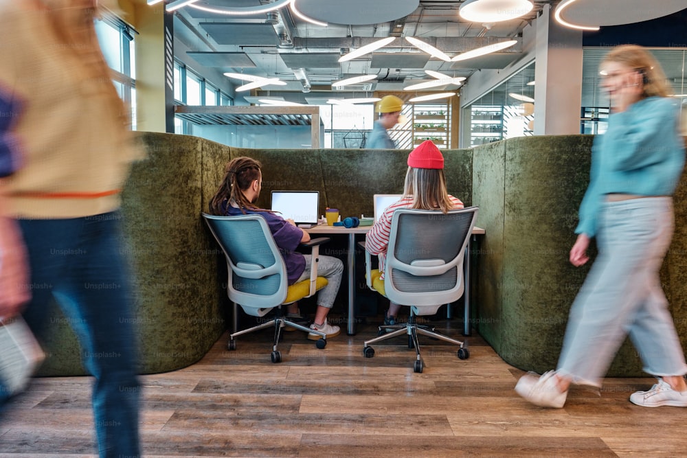 Un grupo de personas sentadas en escritorios en una oficina