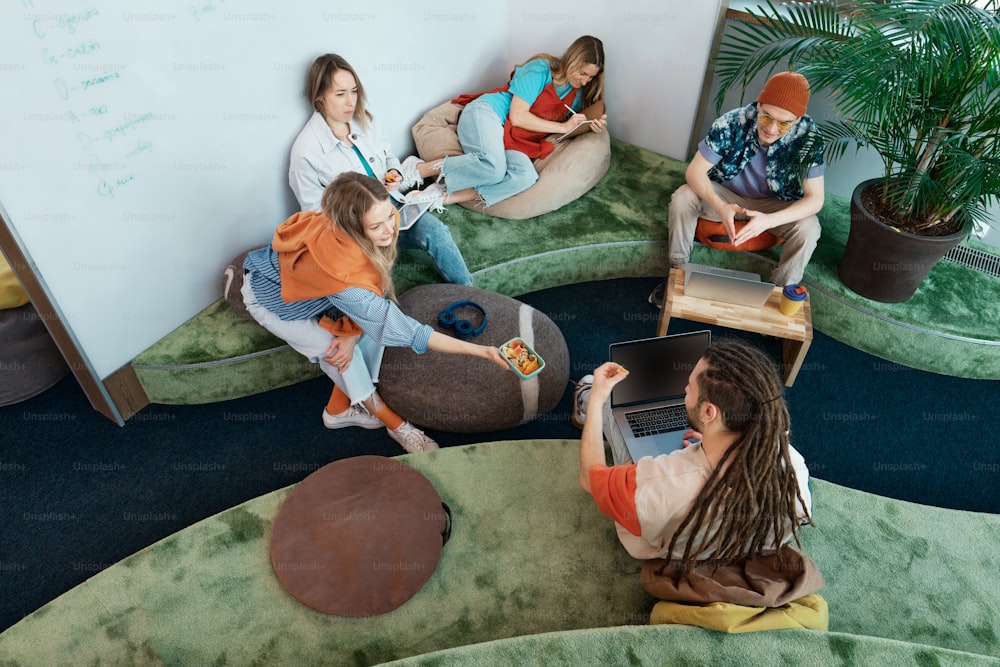 Un grupo de personas sentadas en bolsas de frijoles en una habitación