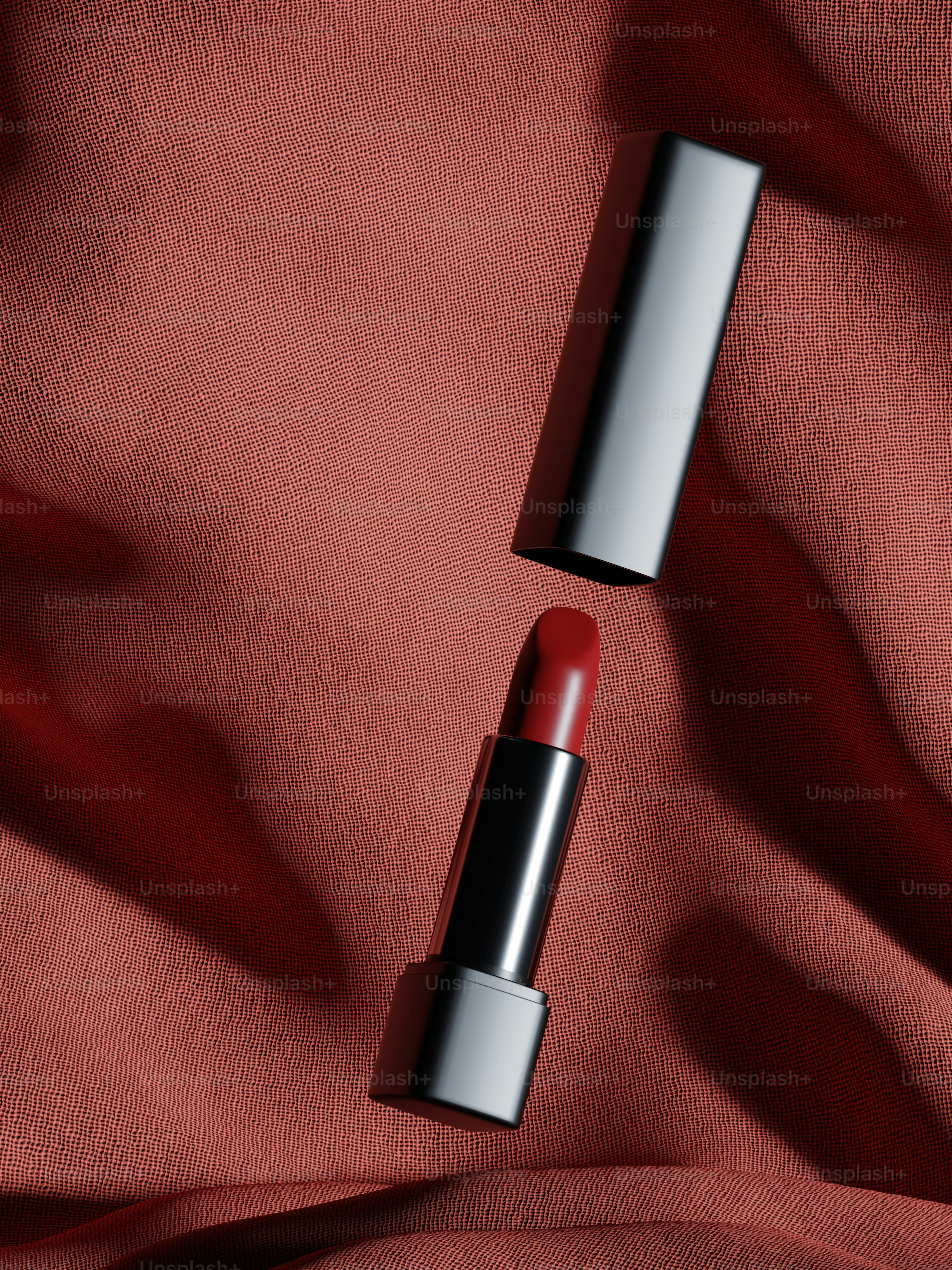 um batom vermelho sentado em cima de um pano vermelho