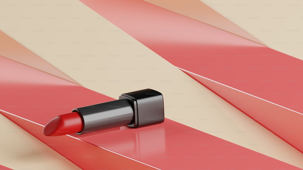 um close up de um batom vermelho em uma superfície listrada