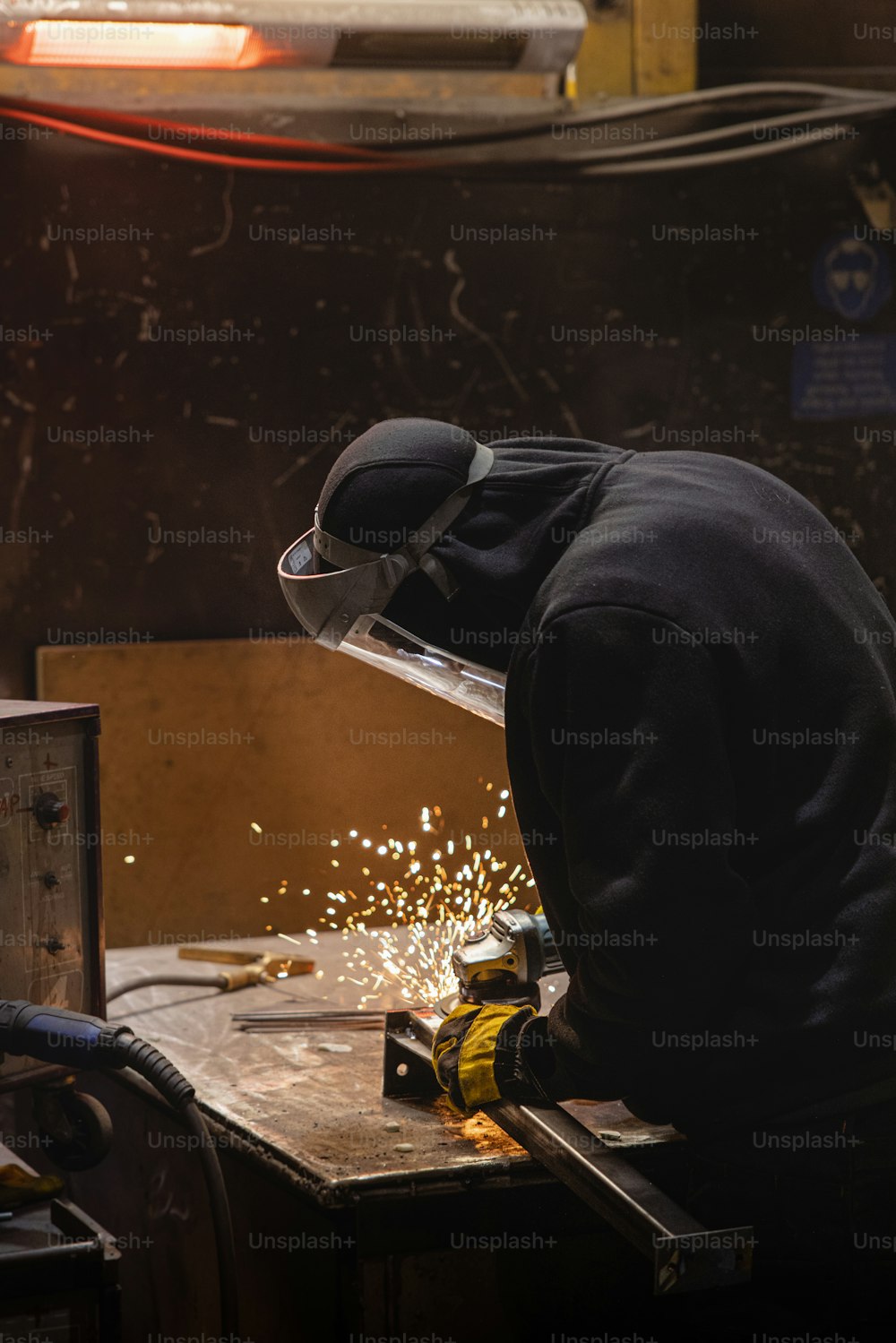 Un hombre trabajando en una pieza de metal