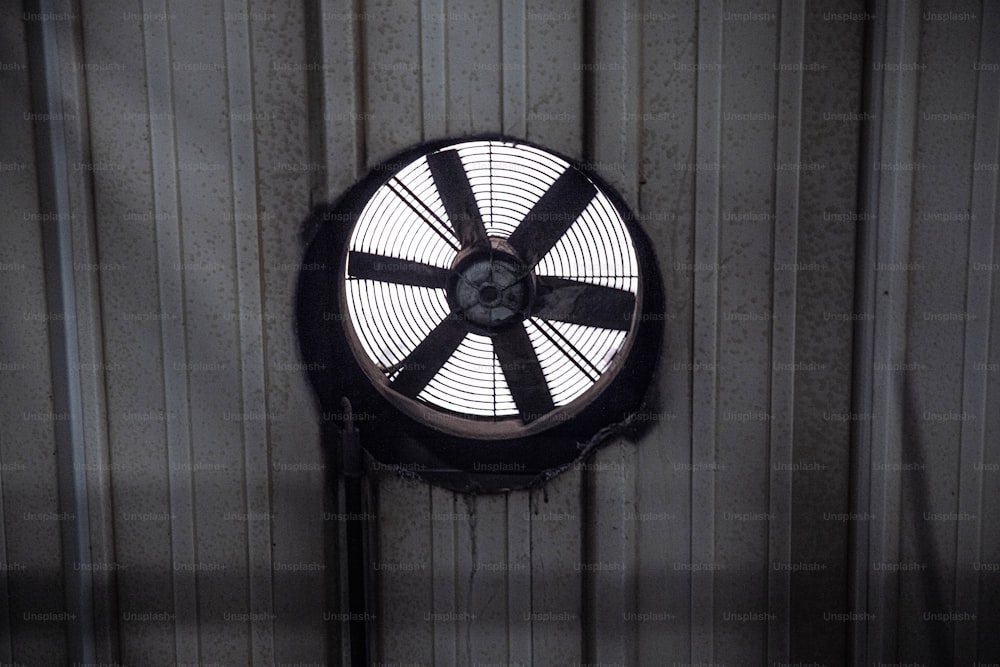 um ventilador montado em uma parede em uma sala