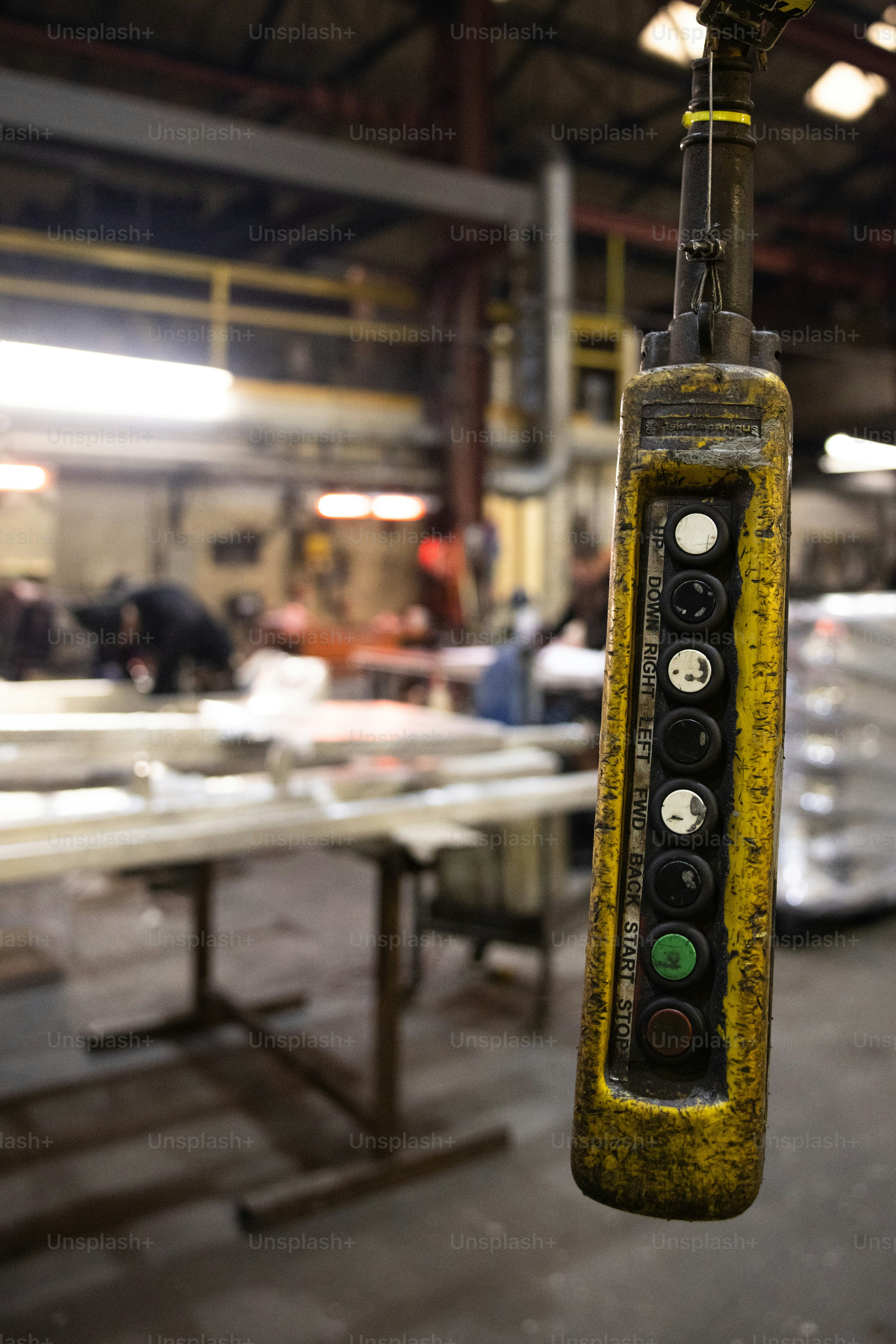 Gros plan d’un feu stop dans une usine