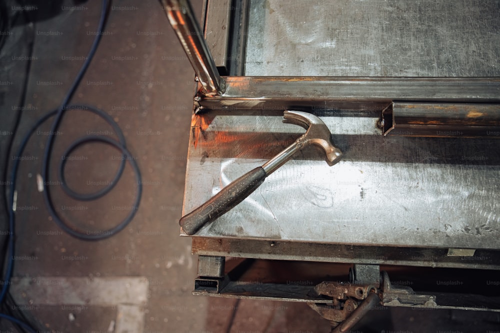 un marteau et une clé sur le dessus d’une boîte métallique