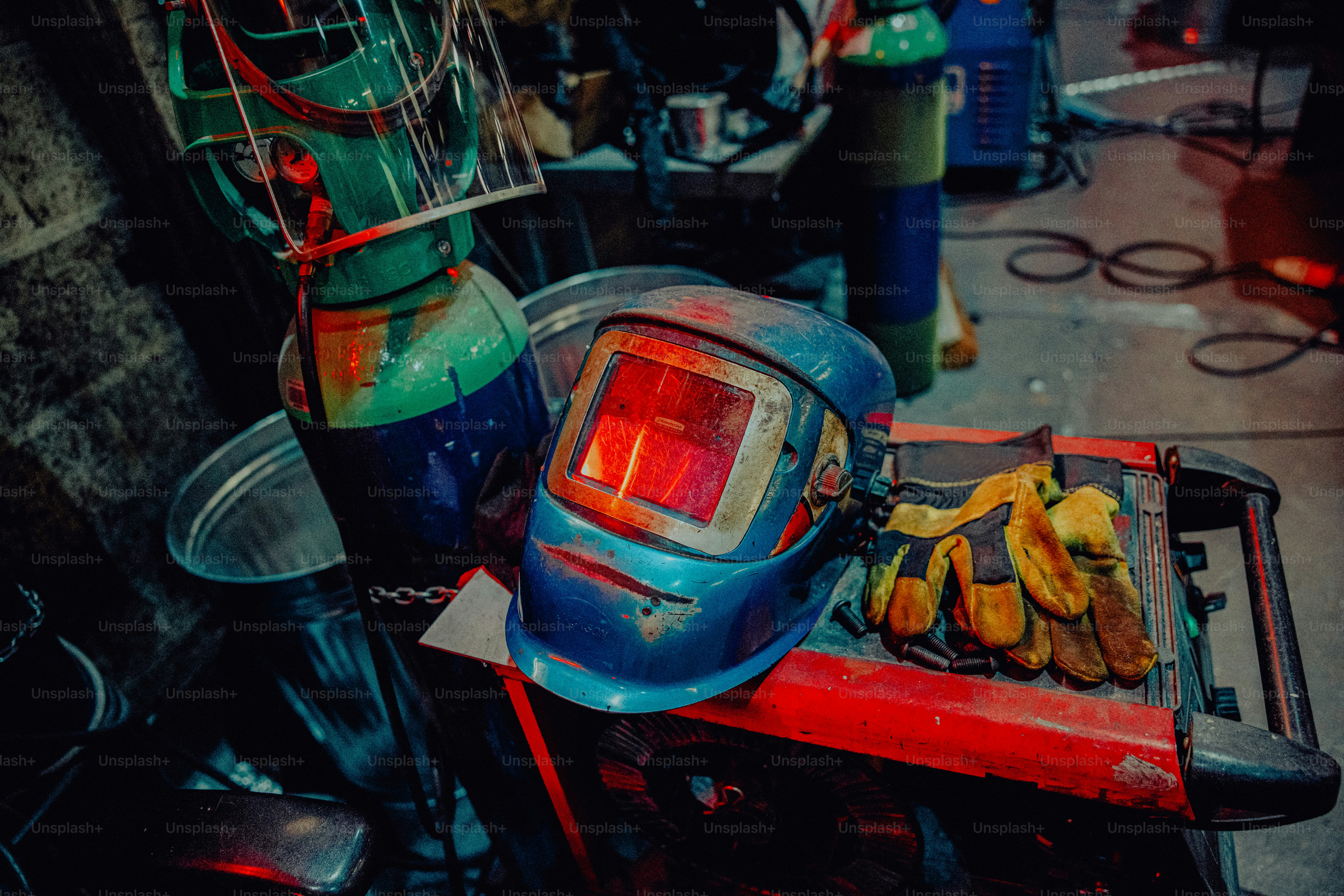 Ein blauer Helm sitzt auf einem roten Tisch