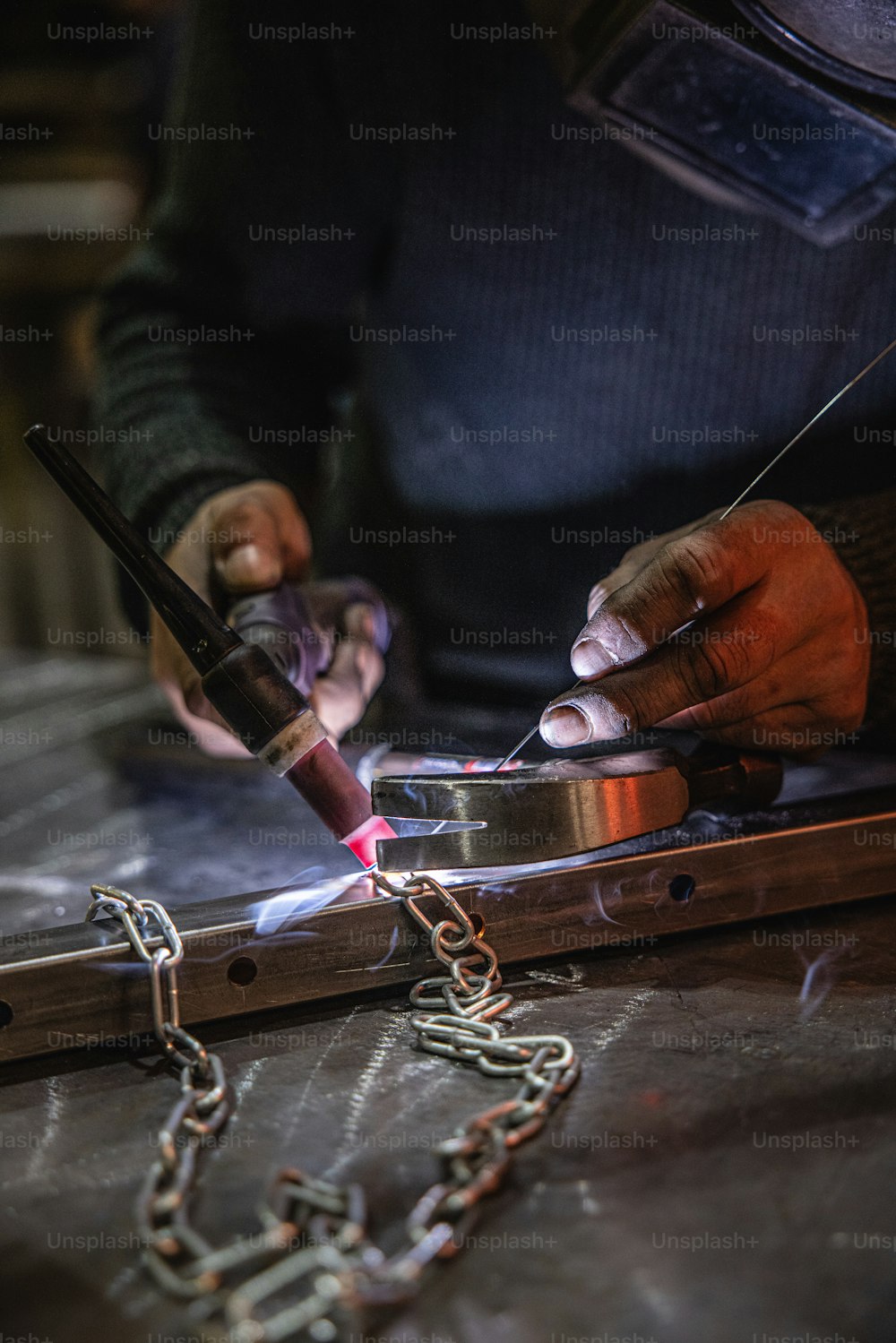 une personne travaillant sur une pièce de métal