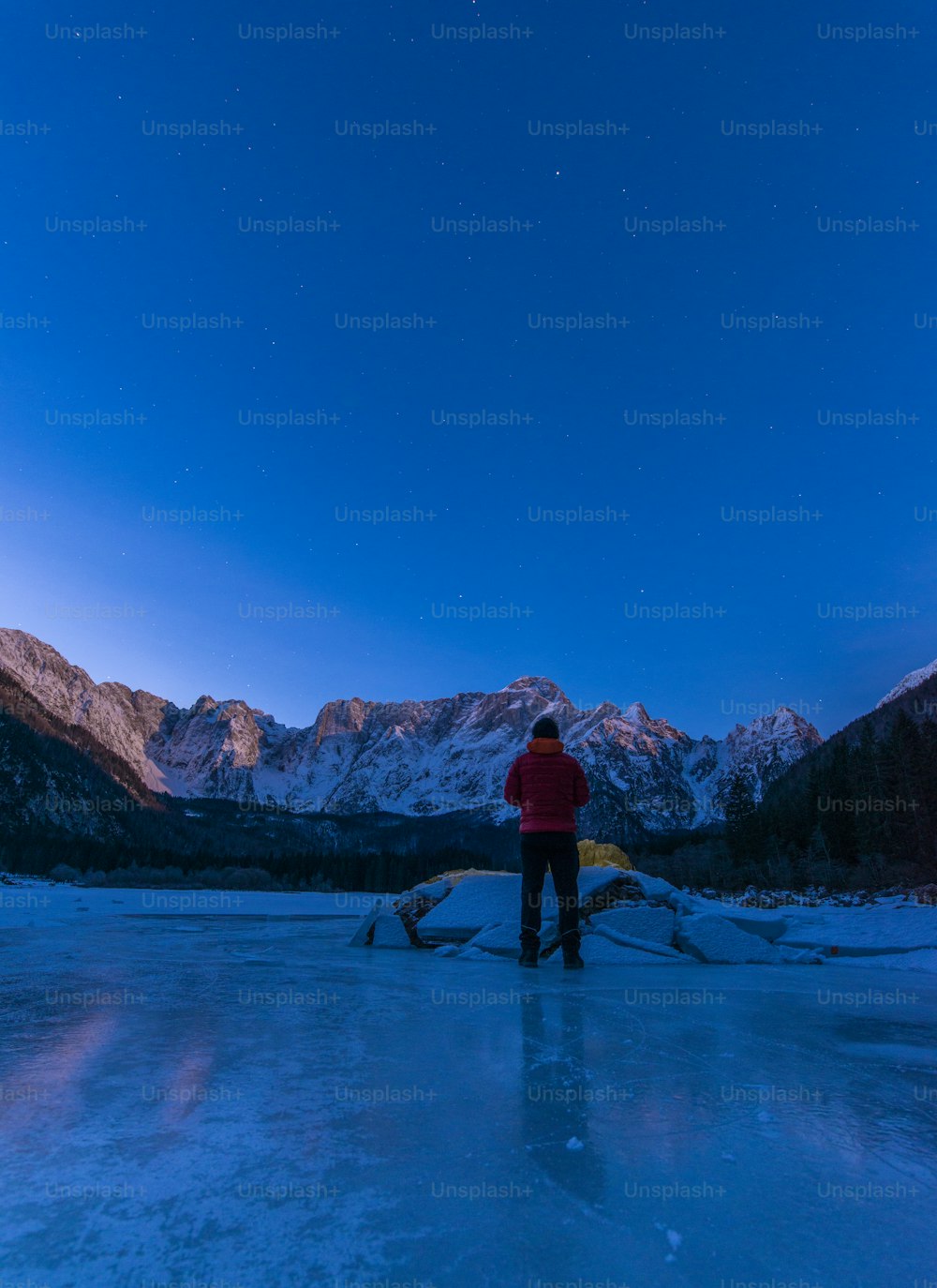 Un hombre parado en la cima de un lago congelado
