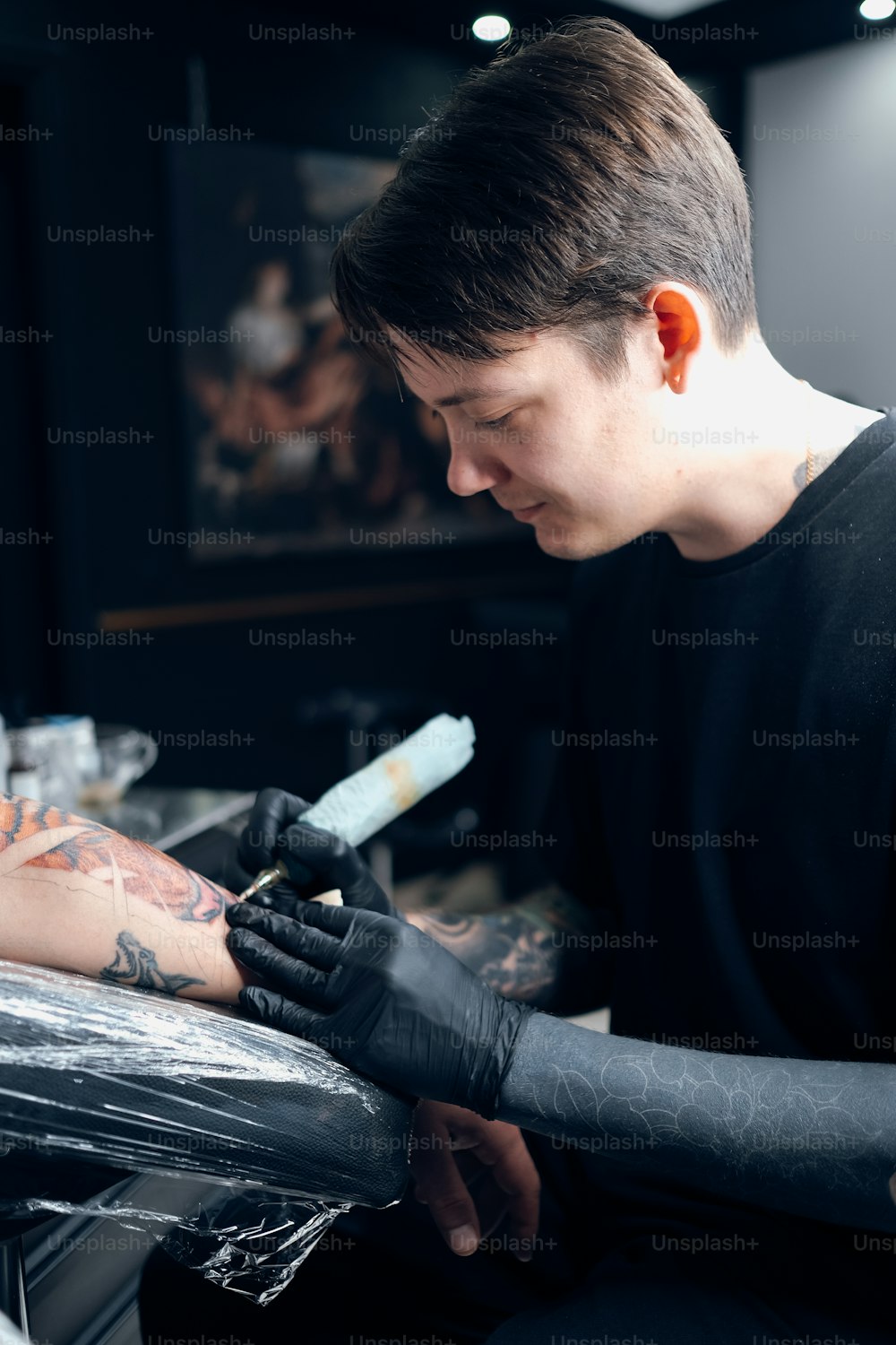 Un homme se fait tatouer sur le bras