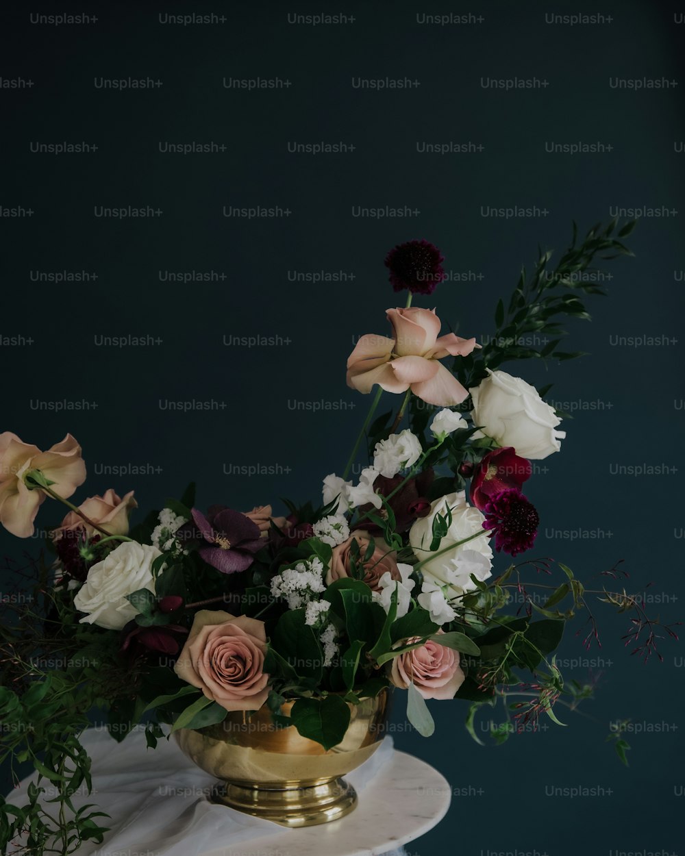 un vaso di fiori seduto su un tavolo