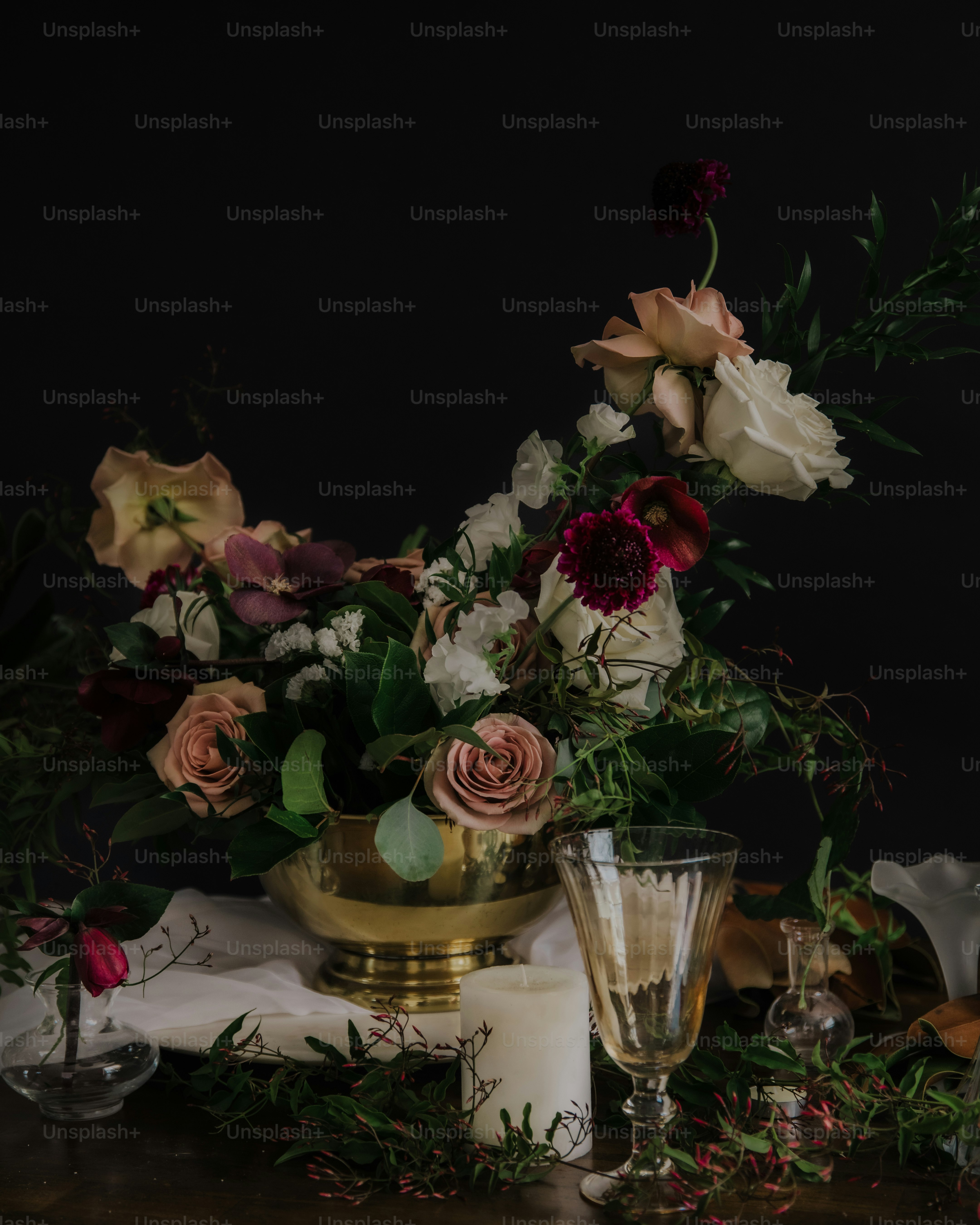 uma mesa coberta com um vaso cheio de flores