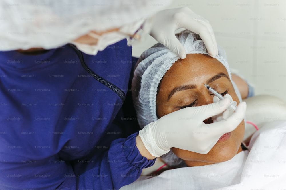 uma mulher recebendo suas sobrancelhas examinadas por um médico