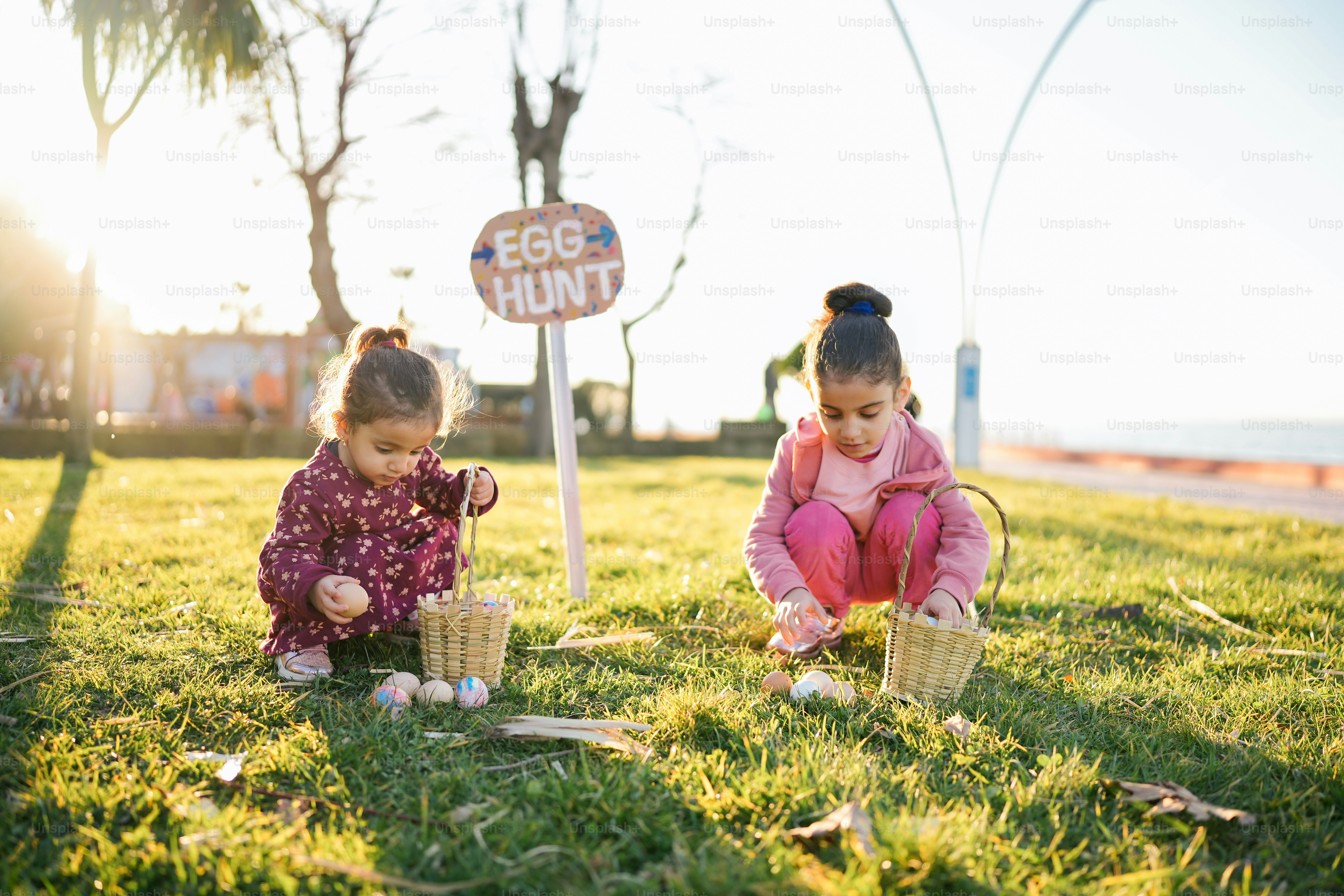 Dos niñas jugando con huevos en la hierba
