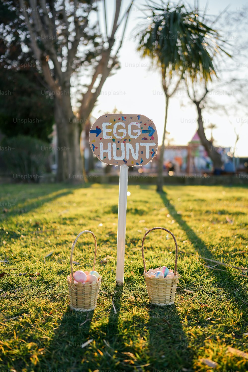 Un letrero que dice Caza de huevos sentado en la hierba