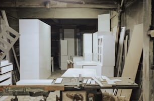 Una habitación llena de muchos electrodomésticos blancos