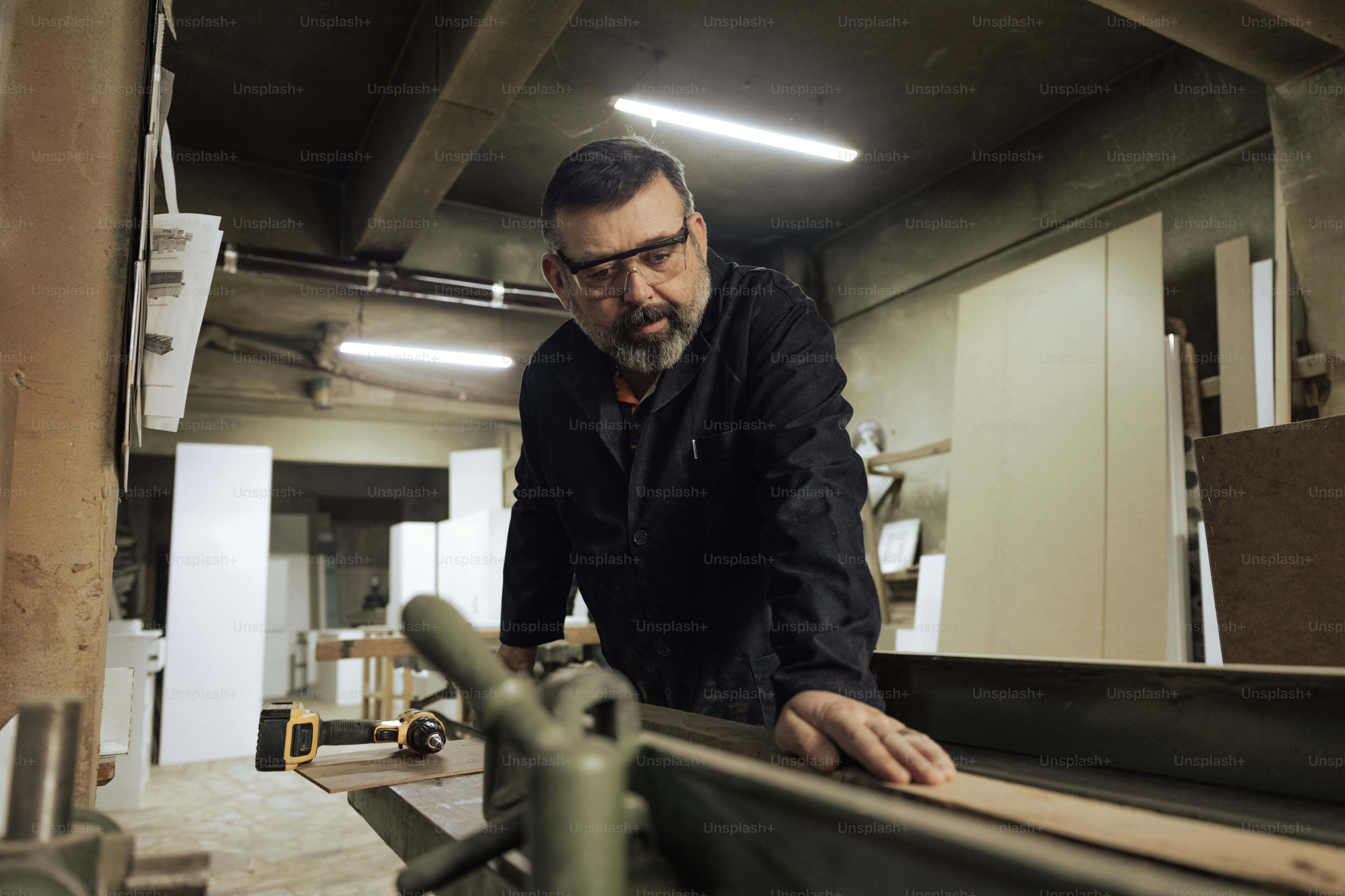 un homme travaillant sur un morceau de bois