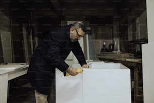 Ein Mann arbeitet an einem Möbelstück